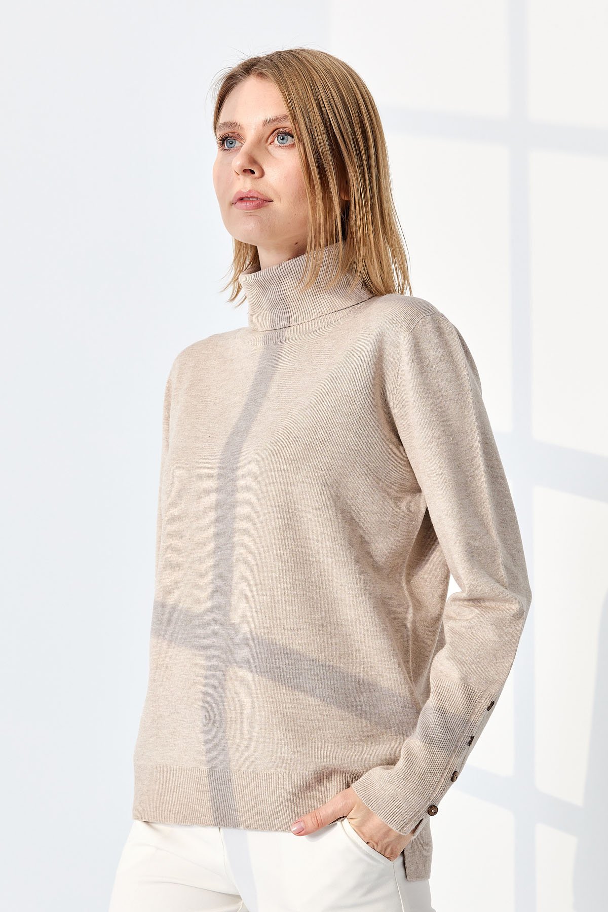 22330Kadın Tam Balıkçı Yaka Kol Ucu Yırtmaçlı Kazak Bej