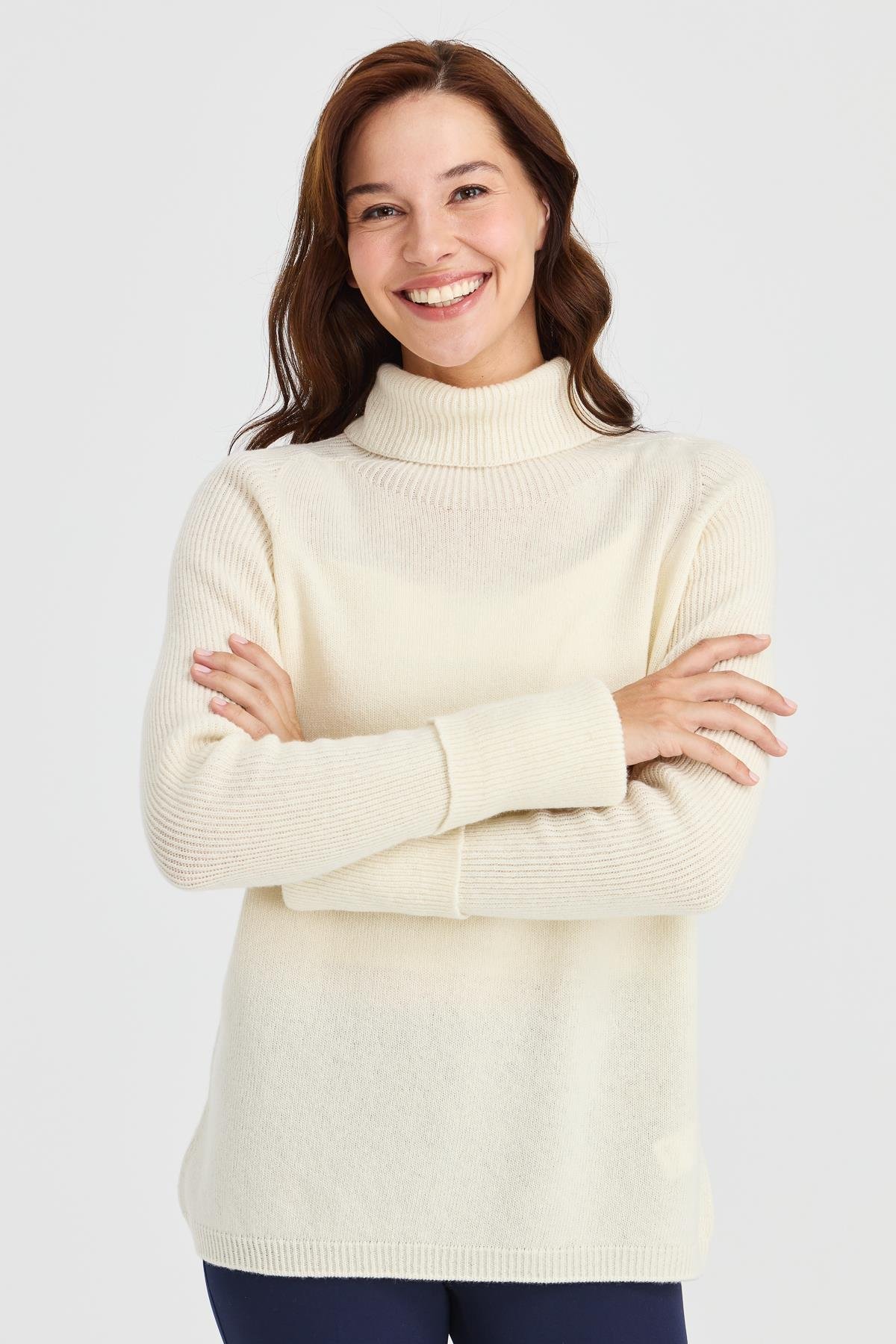 22001Kadın Tam Balıkçı Yaka Kolları Yırtmaçlı Yün Kazak Kemik