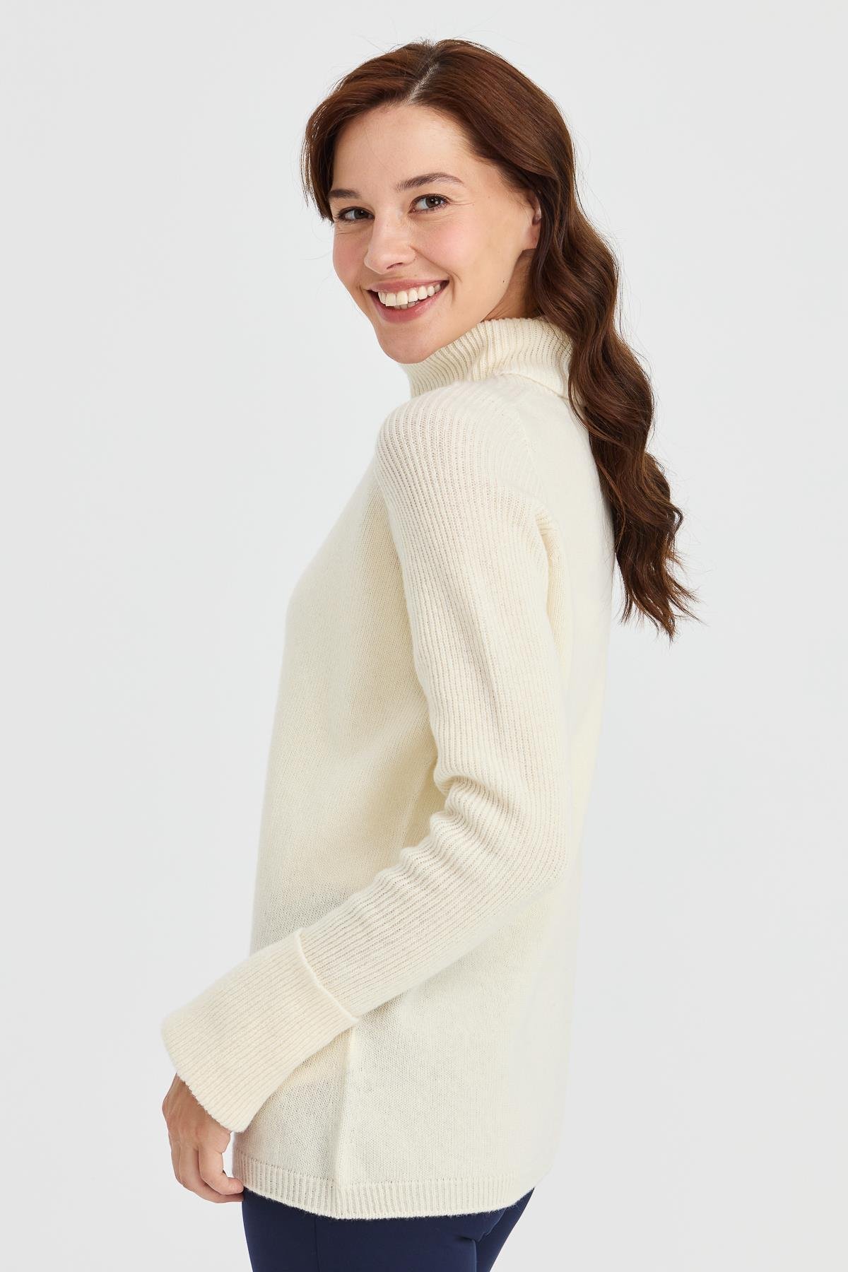 22001Kadın Tam Balıkçı Yaka Kolları Yırtmaçlı Yün Kazak Kemik