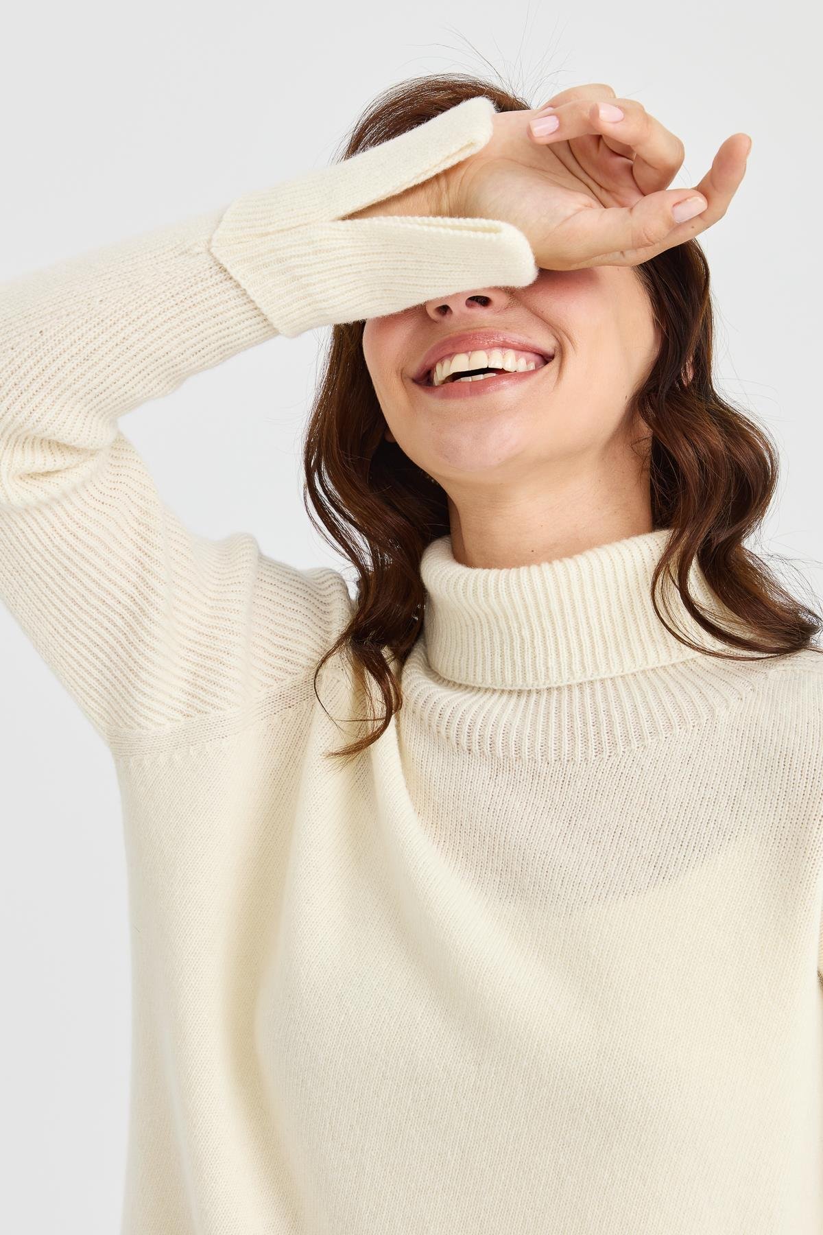 22001Kadın Tam Balıkçı Yaka Kolları Yırtmaçlı Yün Kazak Kemik