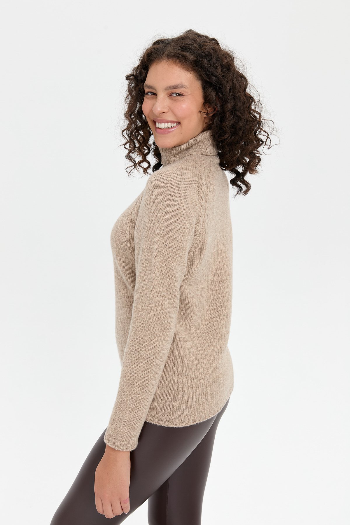 22097Kadın Tam Balıkçı Yaka Omzu Saç Örgülü Yün Kazak K.Bej