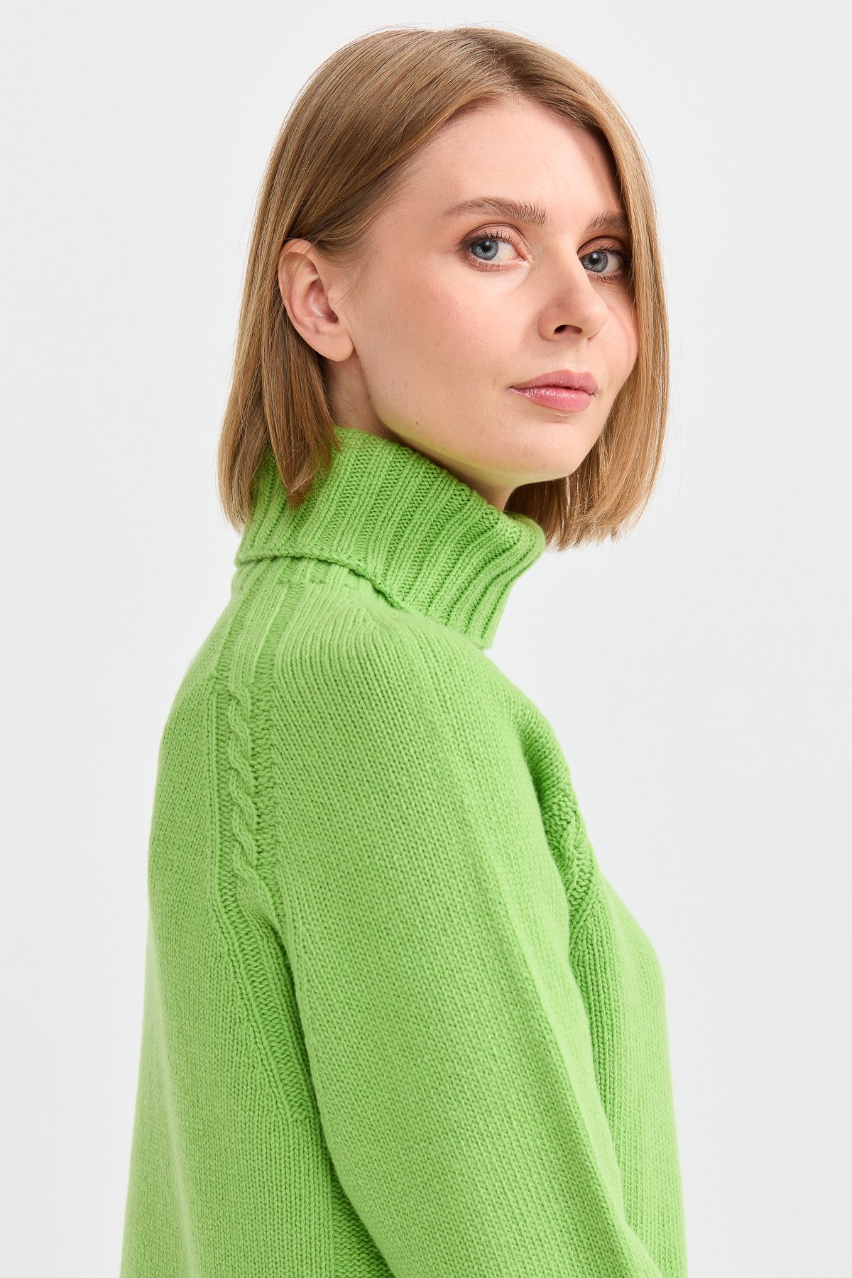 22097Kadın Tam Balıkçı Yaka Omzu Saç Örgülü Yün Kazak A.E.Yeşili