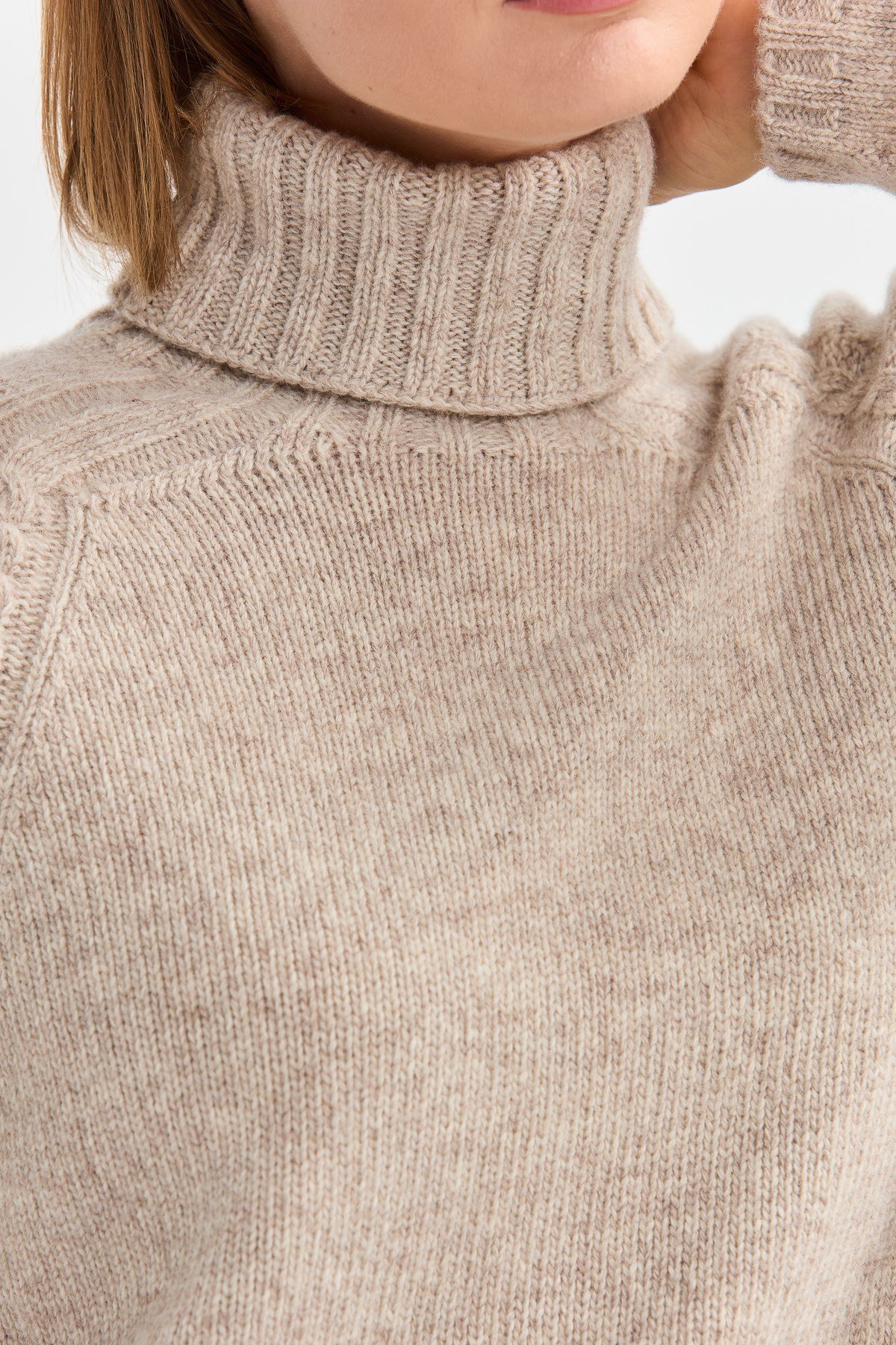 22097Kadın Tam Balıkçı Yaka Omzu Saç Örgülü Yün Kazak V.Bej