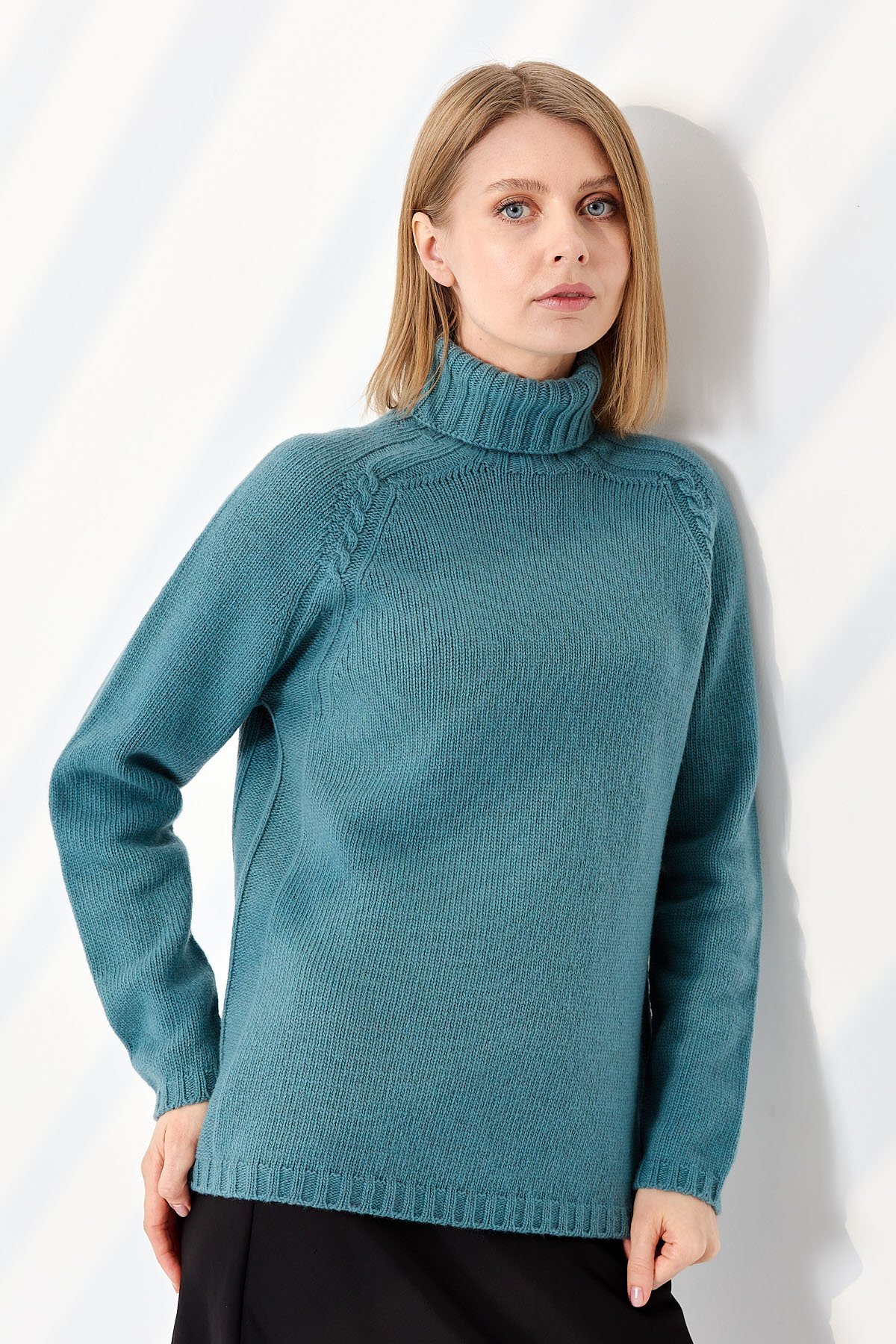 22097Kadın Tam Balıkçı Yaka Omzu Saç Örgülü Yün Kazak M.Yeşili