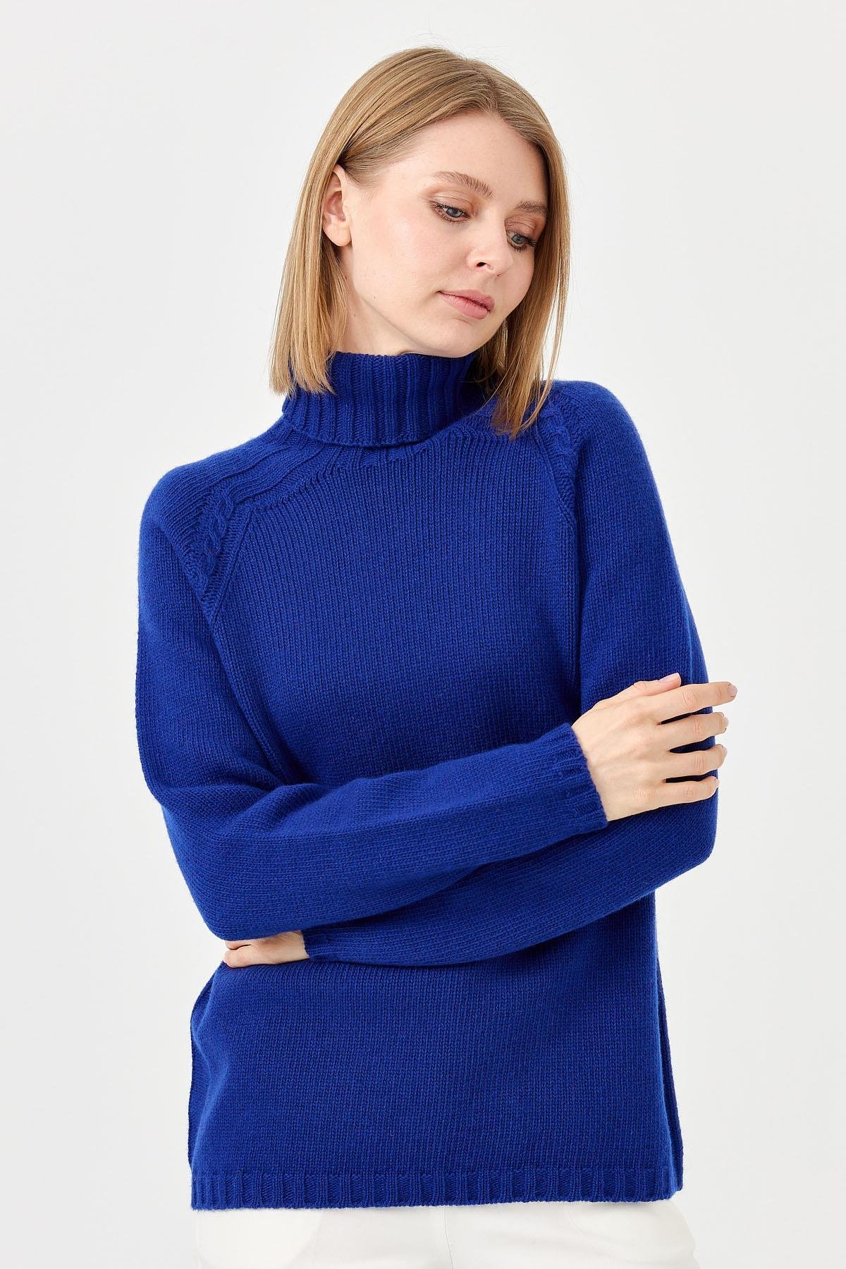 22097Женская шерстяная водолазка с вязкой косичка на плечах синяя