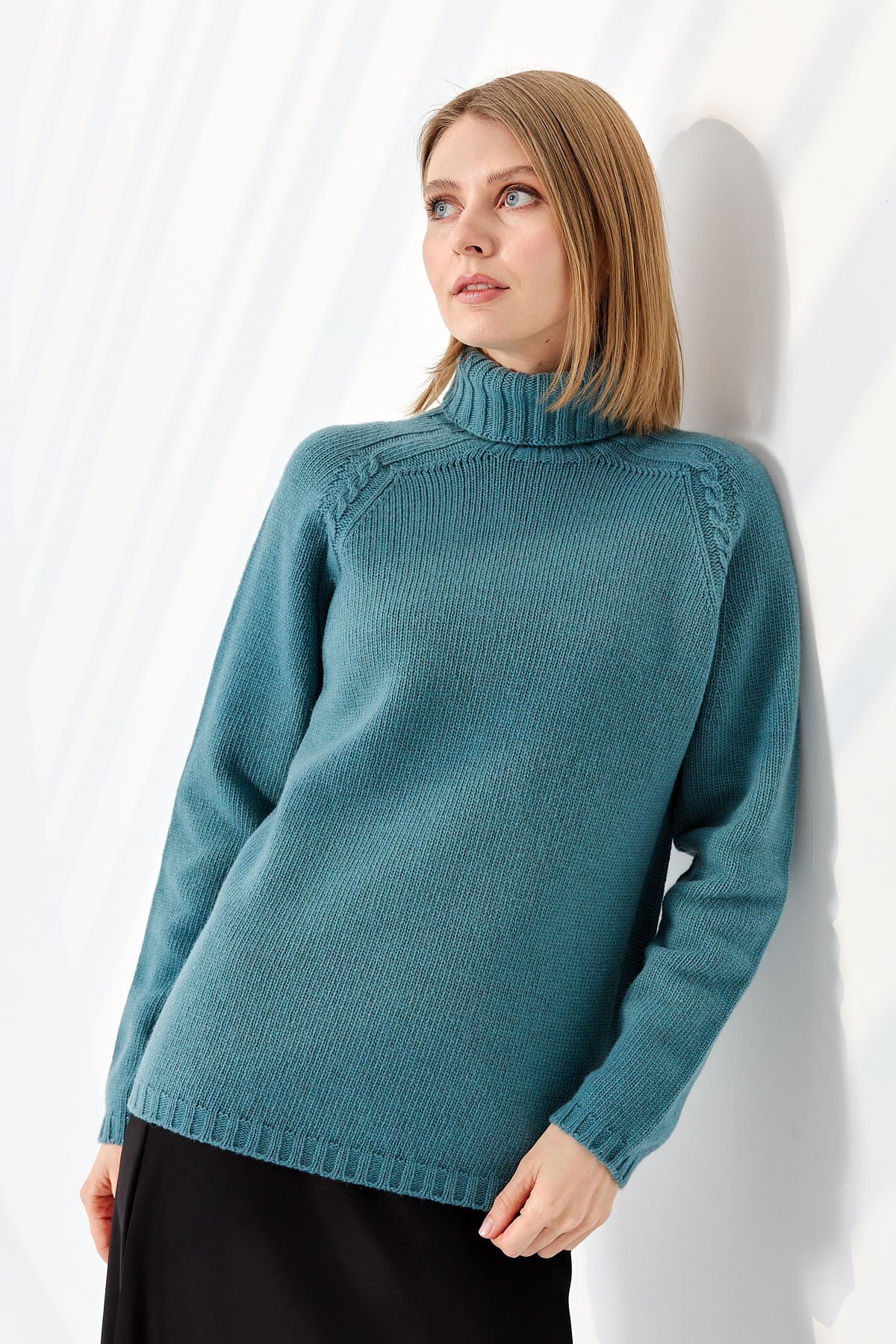 22097Kadın Tam Balıkçı Yaka Omzu Saç Örgülü Yün Kazak M.Yeşili