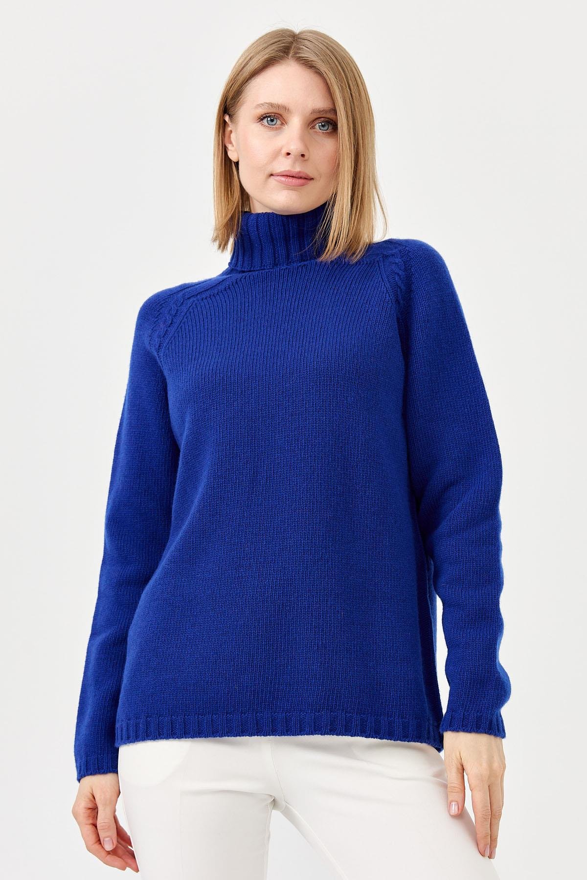 22097Женская шерстяная водолазка с вязкой косичка на плечах синяя