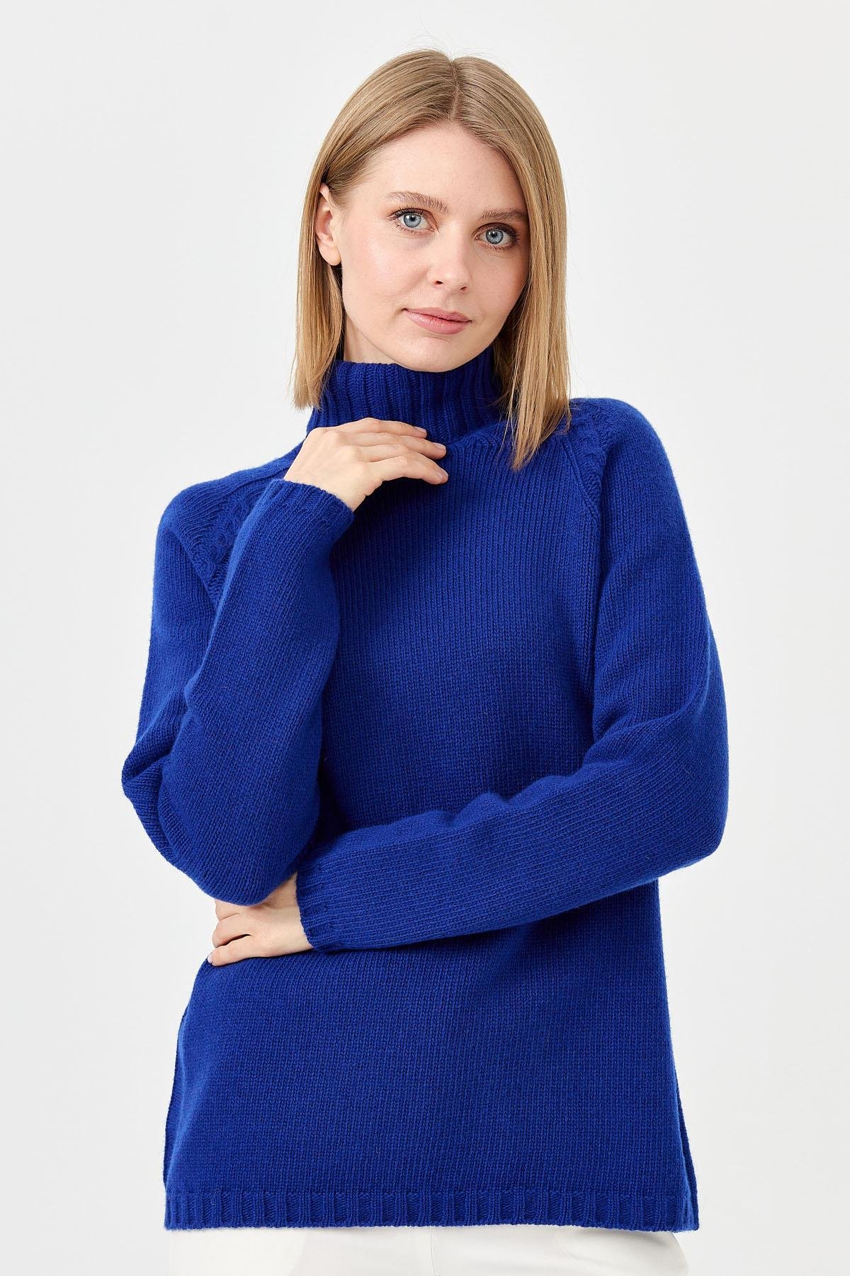 22097Женская шерстяная водолазка с вязкой косичка на плечах синяя