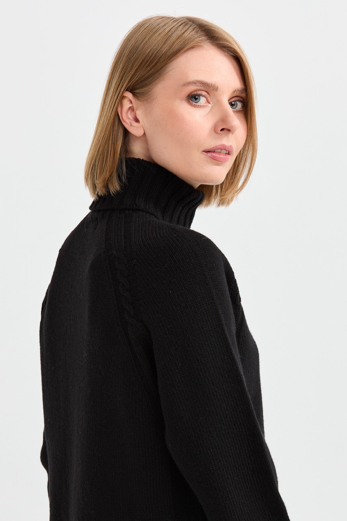 22097Kadın Tam Balıkçı Yaka Omzu Saç Örgülü Yün Kazak Siyah