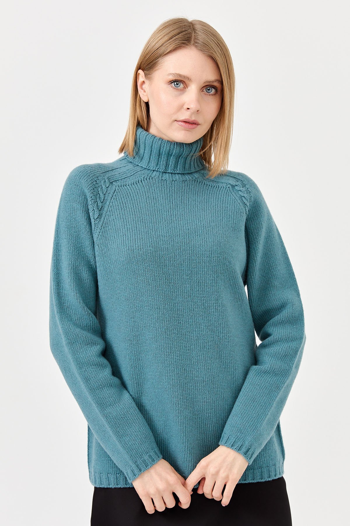 22097Kadın Tam Balıkçı Yaka Omzu Saç Örgülü Yün Kazak M.Yeşili