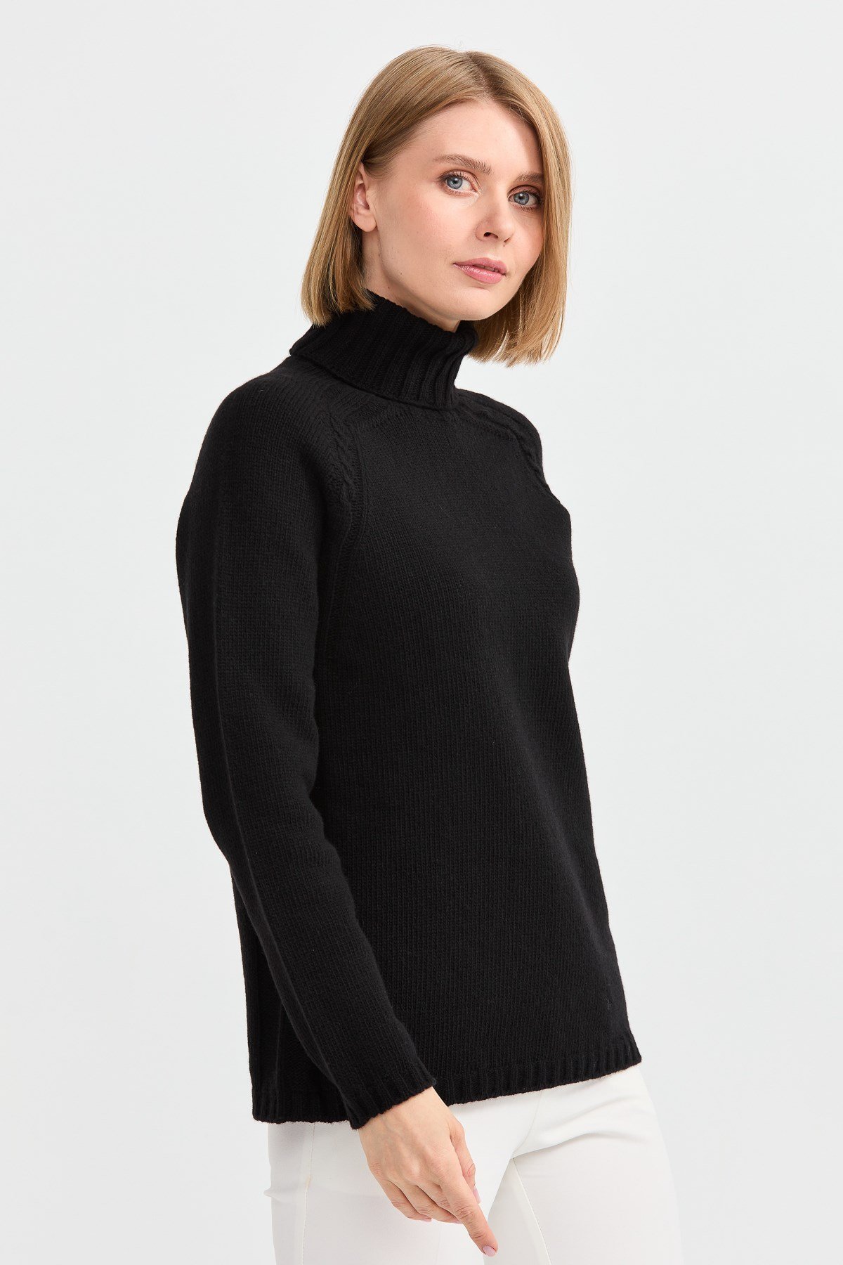 22097Kadın Tam Balıkçı Yaka Omzu Saç Örgülü Yün Kazak Siyah