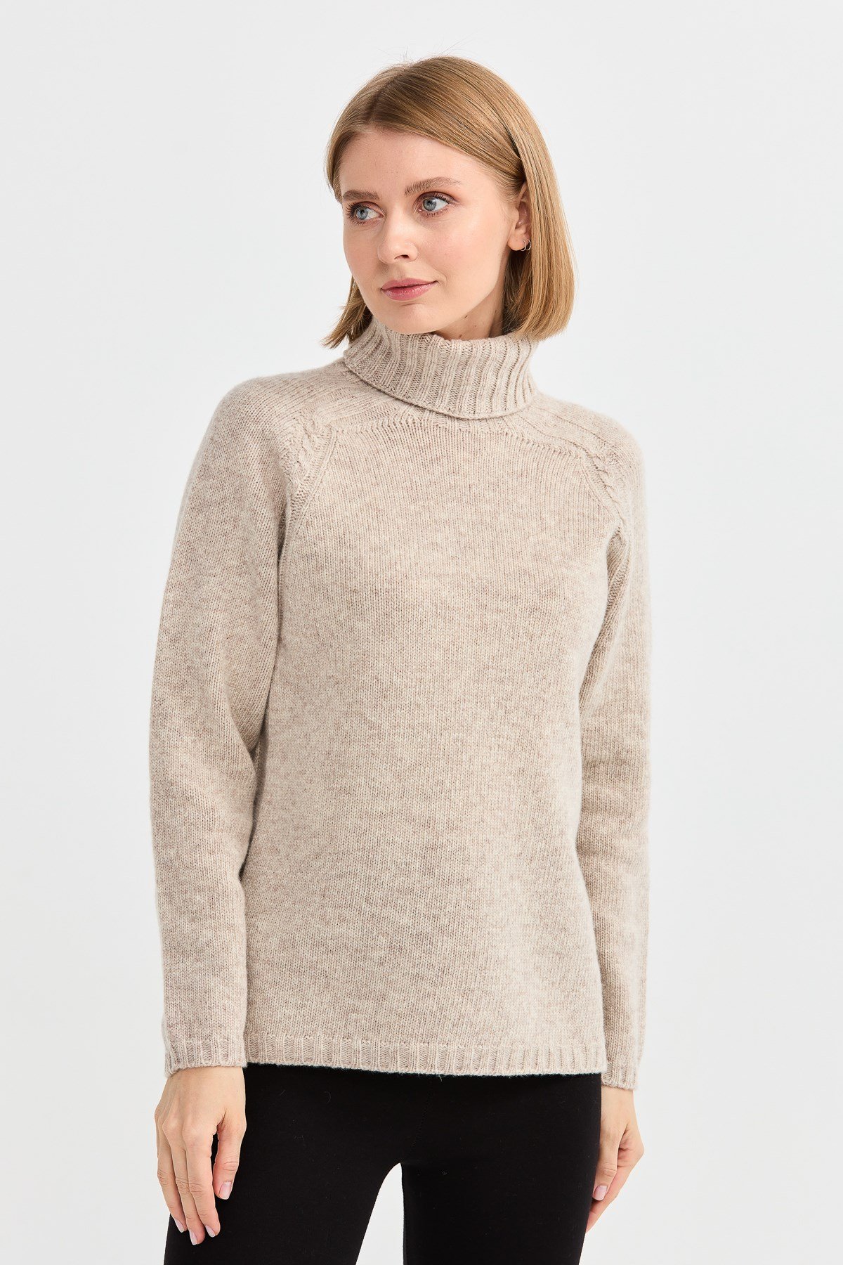 22097Kadın Tam Balıkçı Yaka Omzu Saç Örgülü Yün Kazak V.Bej