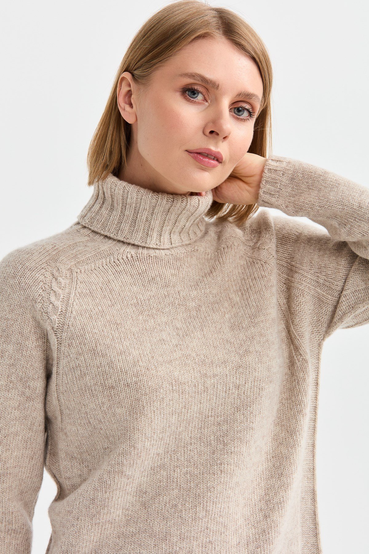 22097Kadın Tam Balıkçı Yaka Omzu Saç Örgülü Yün Kazak V.Bej