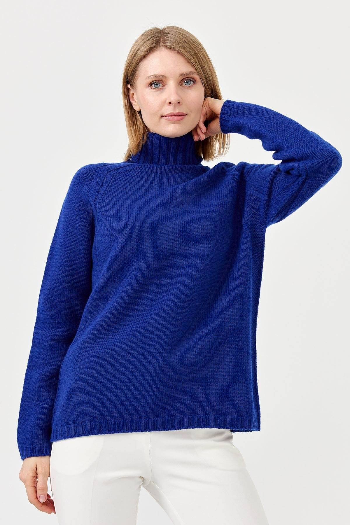 22097Женская шерстяная водолазка с вязкой косичка на плечах синяя