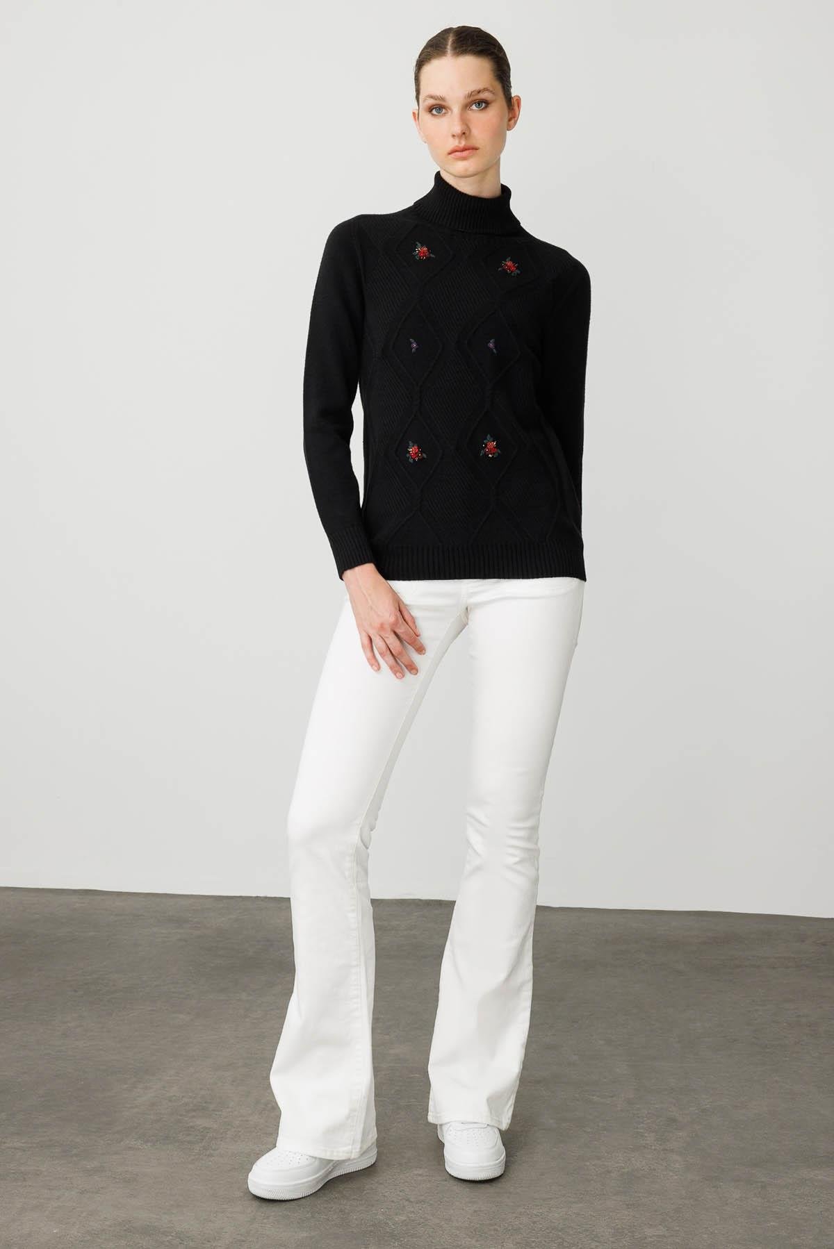 25209Kadın Tam Balıkçı Yaka Önü Baklava İşlemeli Kazak Siyah