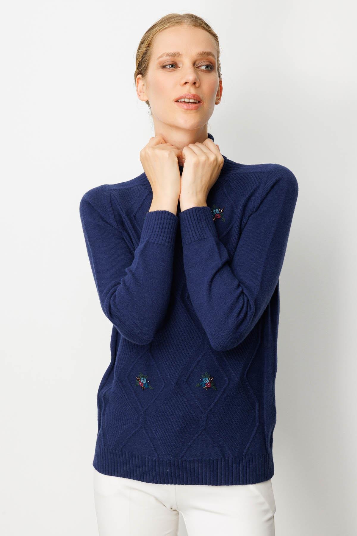 25209Kadın Tam Balıkçı Yaka Önü Baklava İşlemeli Kazak Lacivert