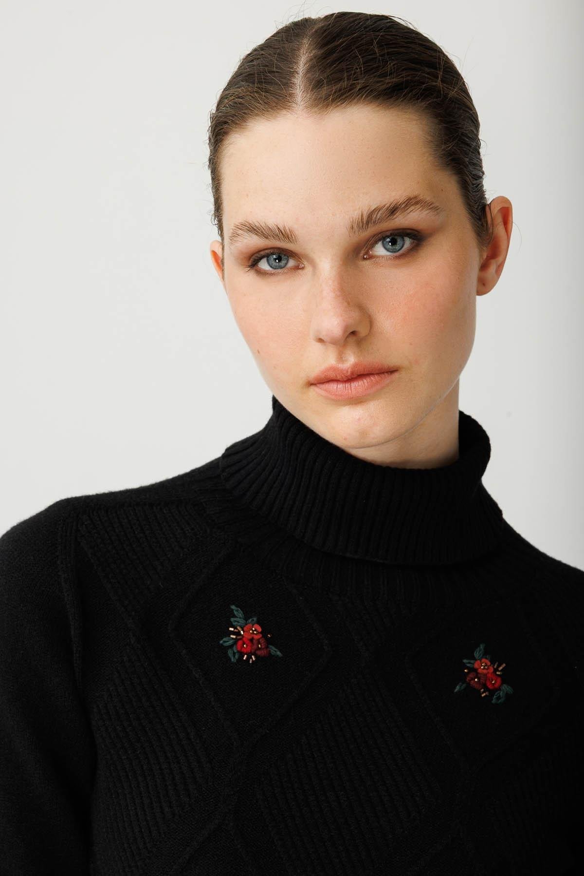 25209Kadın Tam Balıkçı Yaka Önü Baklava İşlemeli Kazak Siyah