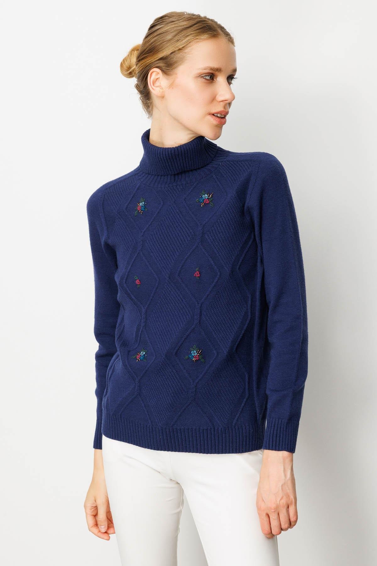 25209Kadın Tam Balıkçı Yaka Önü Baklava İşlemeli Kazak Lacivert