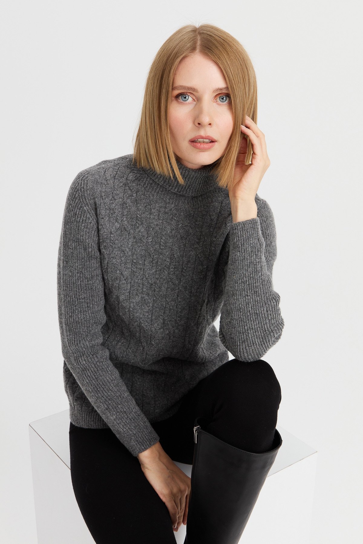 23153Kadın Tam Balıkçı Yaka Önü Yürütmeli Yün Kazak Füme