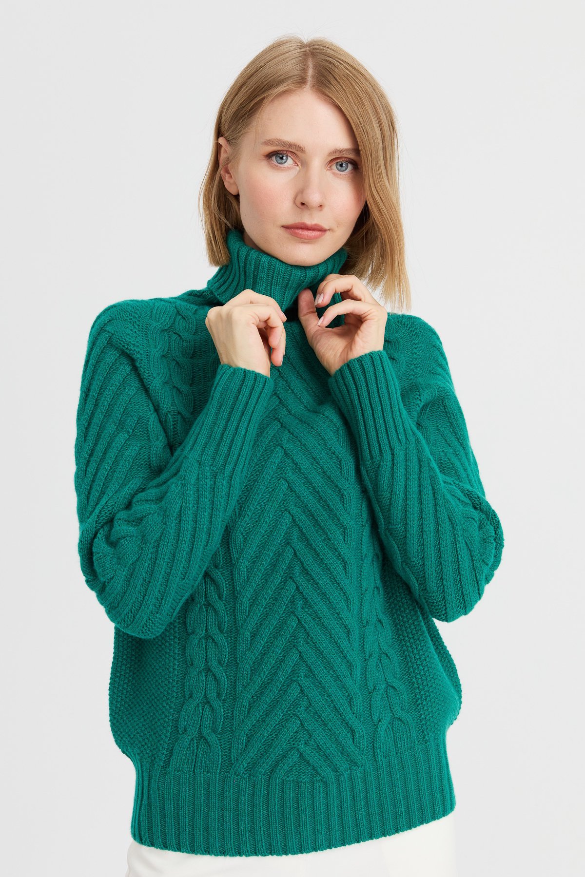 23200Kadın Tam Balıkçı Yaka Saç Yürütme Örgülü Yün Kazak A.Ö.Başı