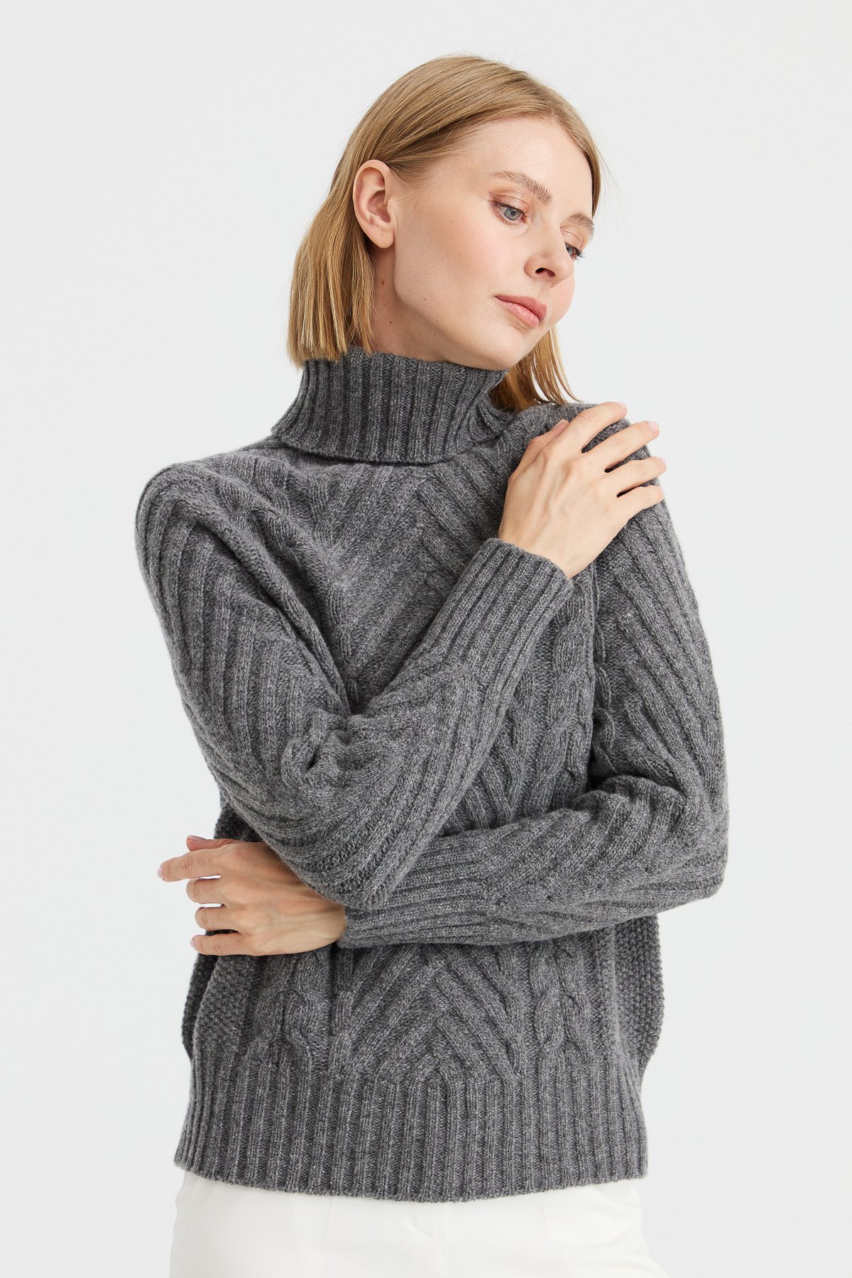 23200Kadın Tam Balıkçı Yaka Saç Yürütme Örgülü Yün Kazak Füme