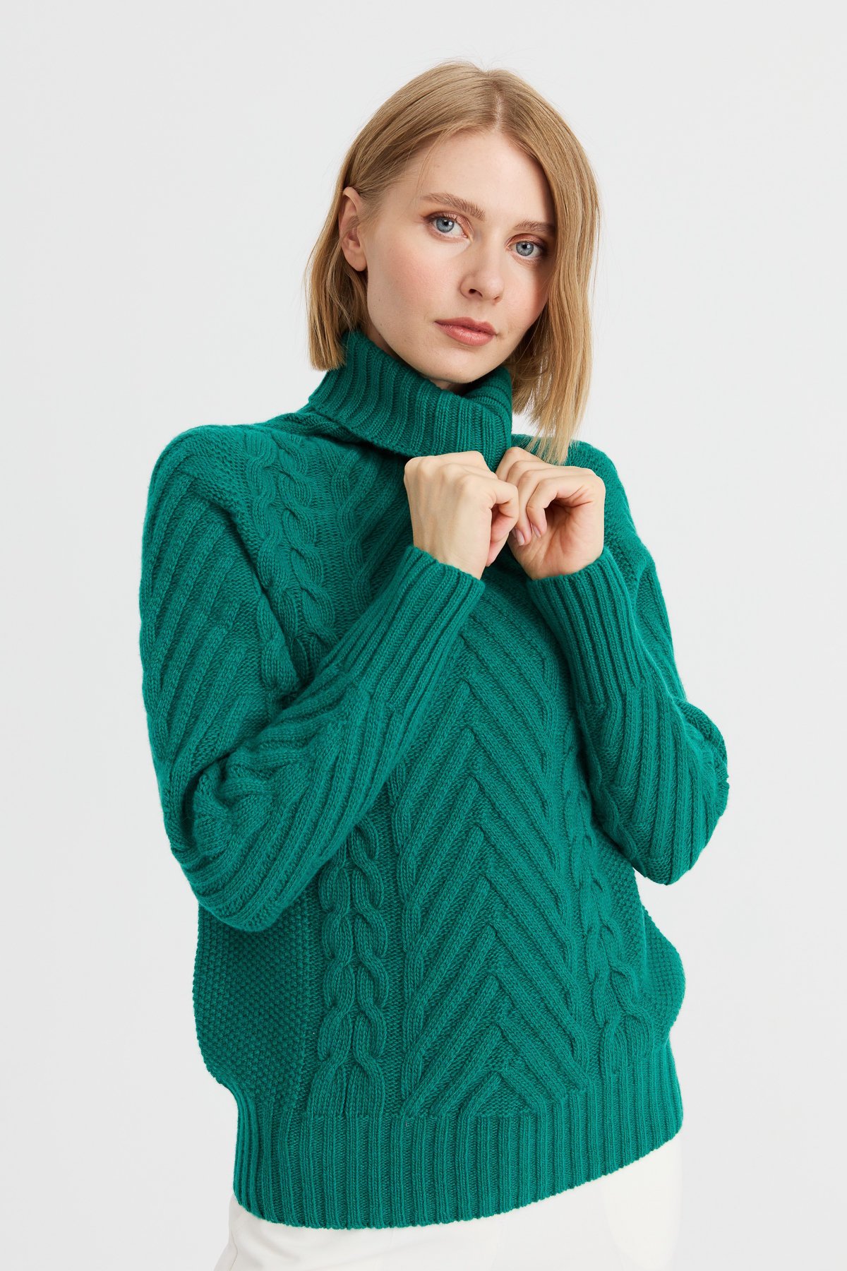 23200Kadın Tam Balıkçı Yaka Saç Yürütme Örgülü Yün Kazak A.Ö.Başı