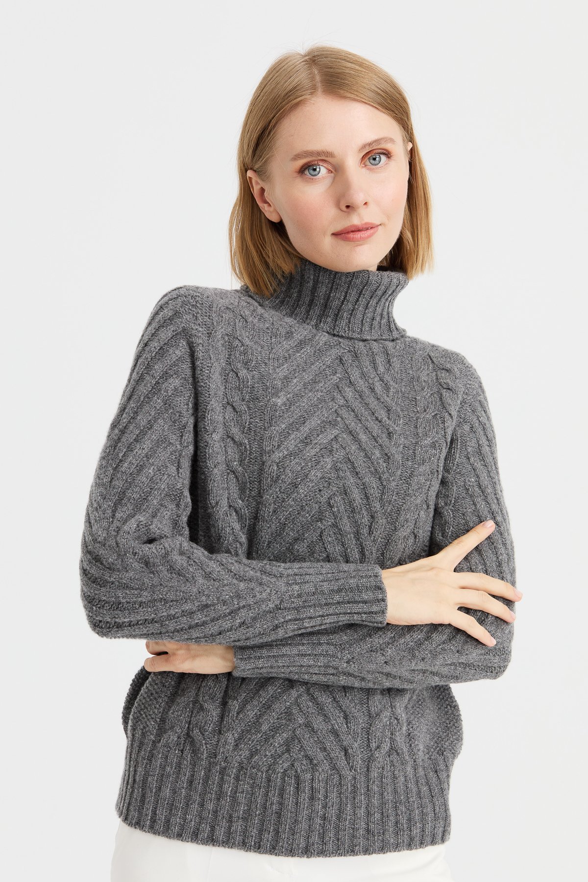 23200Kadın Tam Balıkçı Yaka Saç Yürütme Örgülü Yün Kazak Füme