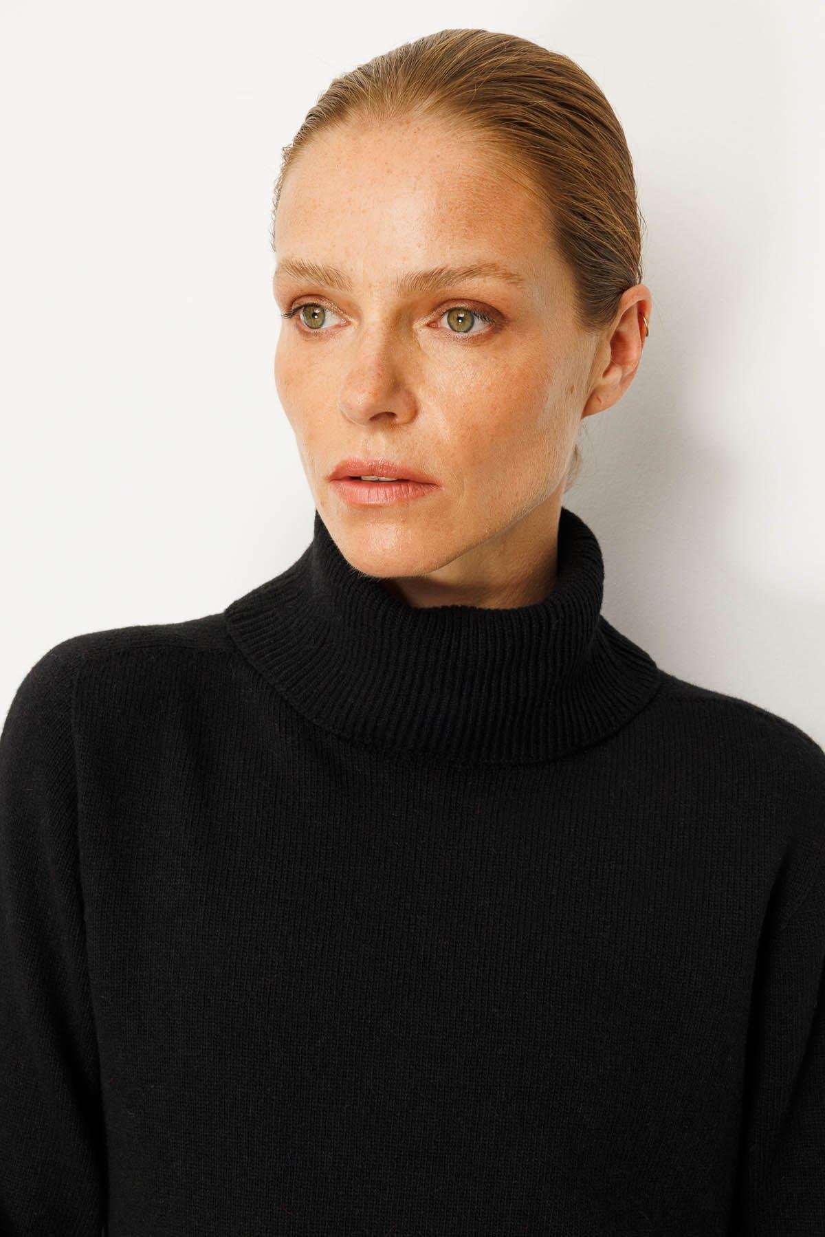 25215Kadın Tam Balıkçı Yaka Yanı Yırtmaçlı Yün Kazak Siyah