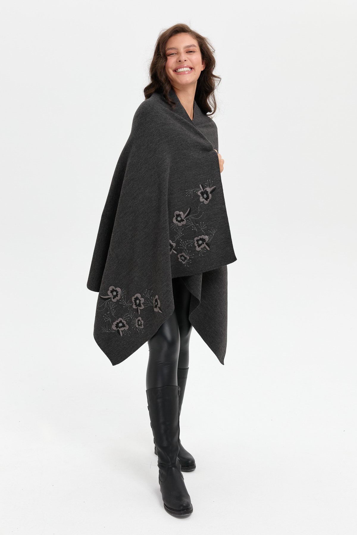 24031Kadın Tek Yanı Çiçek İşlemeli Şal K.Füme