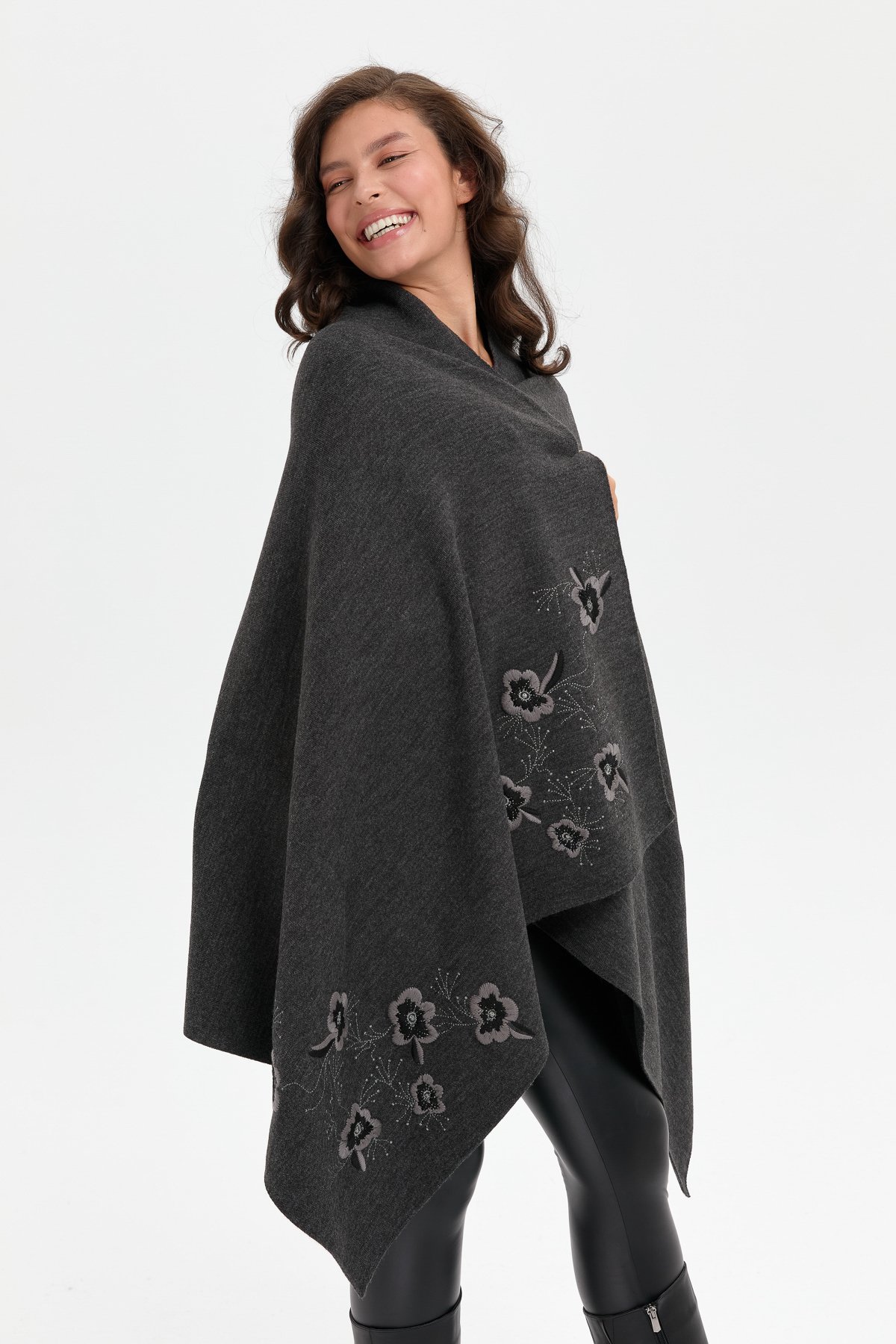 24031Kadın Tek Yanı Çiçek İşlemeli Şal K.Füme