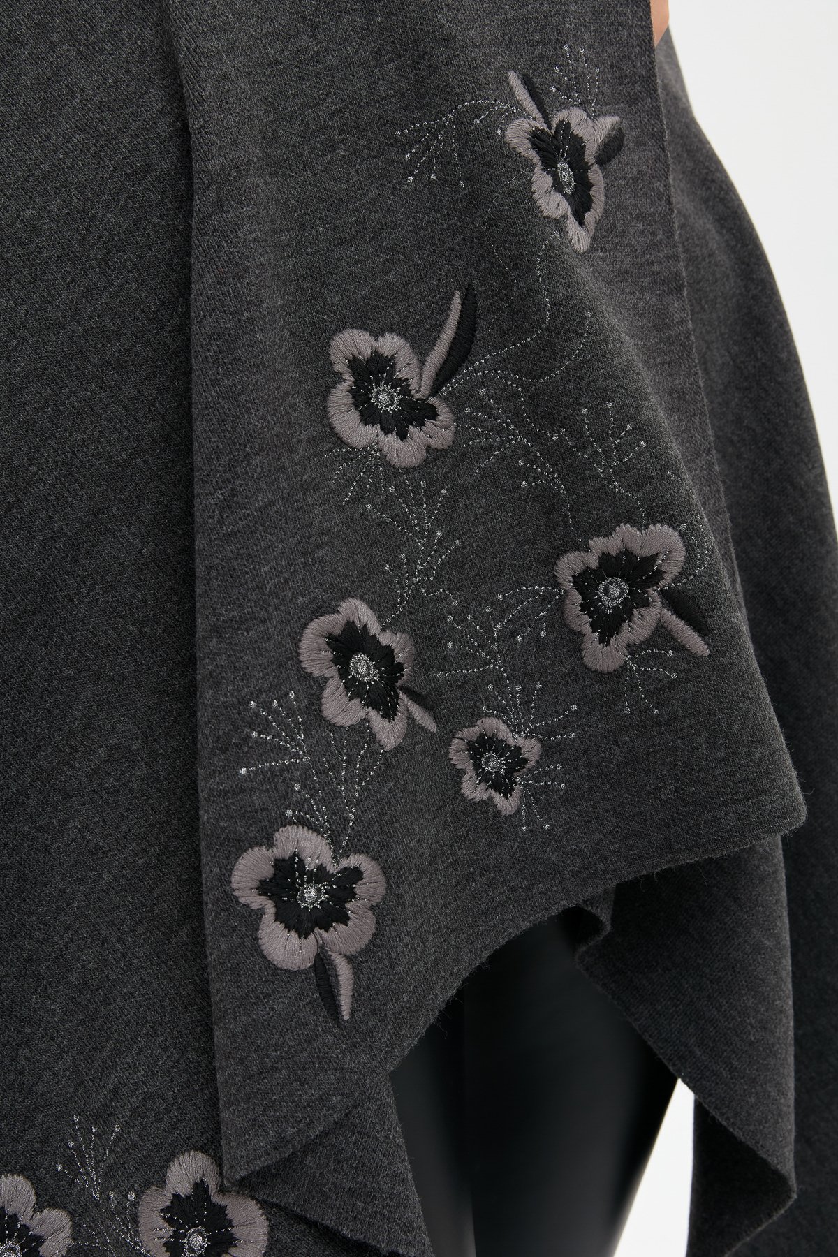 24031Kadın Tek Yanı Çiçek İşlemeli Şal K.Füme