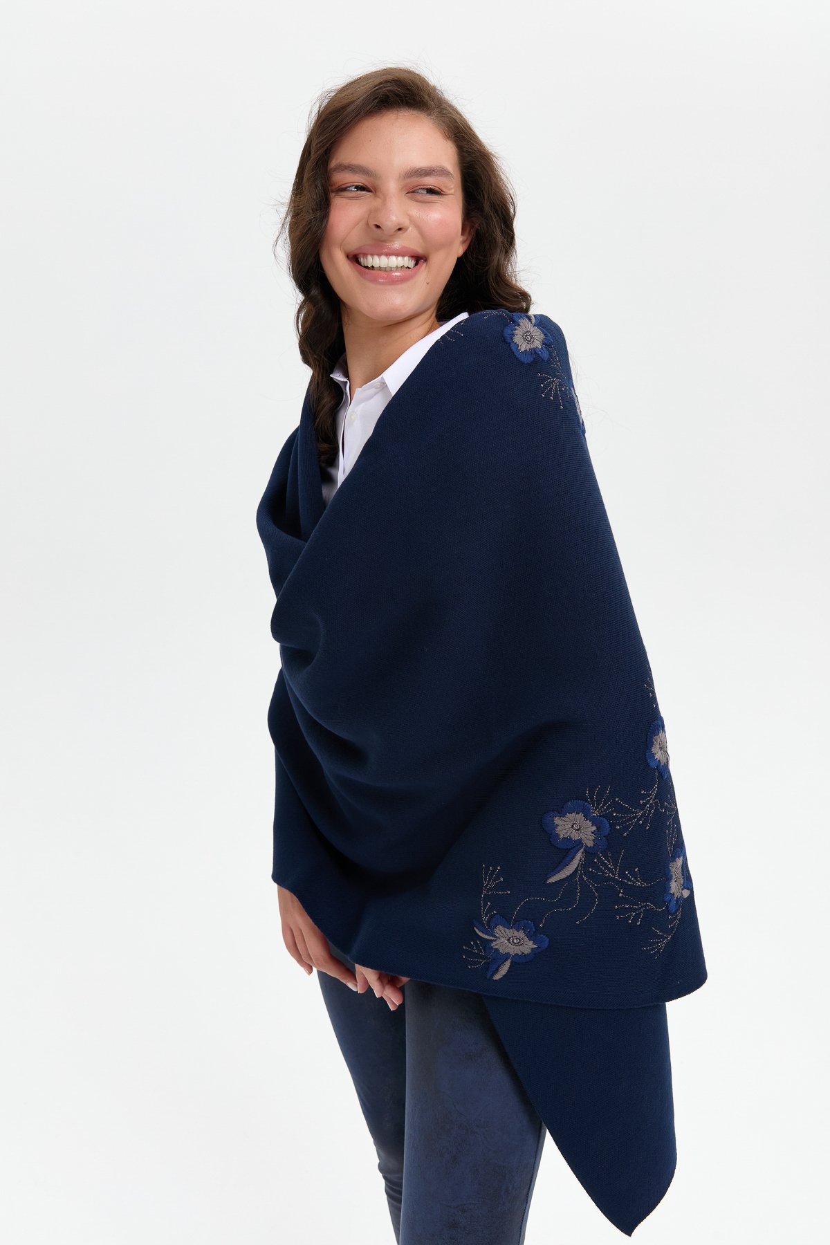 24031Kadın Tek Yanı Çiçek İşlemeli Şal Lacivert
