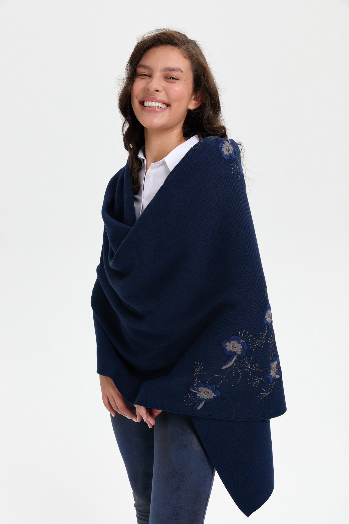 24031Kadın Tek Yanı Çiçek İşlemeli Şal Lacivert