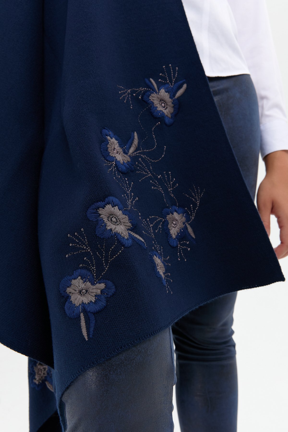24031Kadın Tek Yanı Çiçek İşlemeli Şal Lacivert