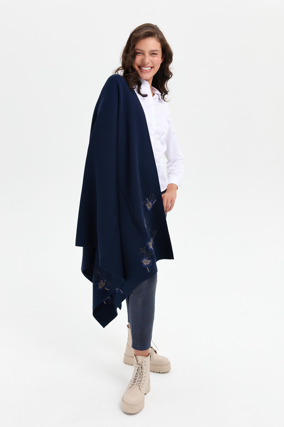 24031Kadın Tek Yanı Çiçek İşlemeli Şal Lacivert