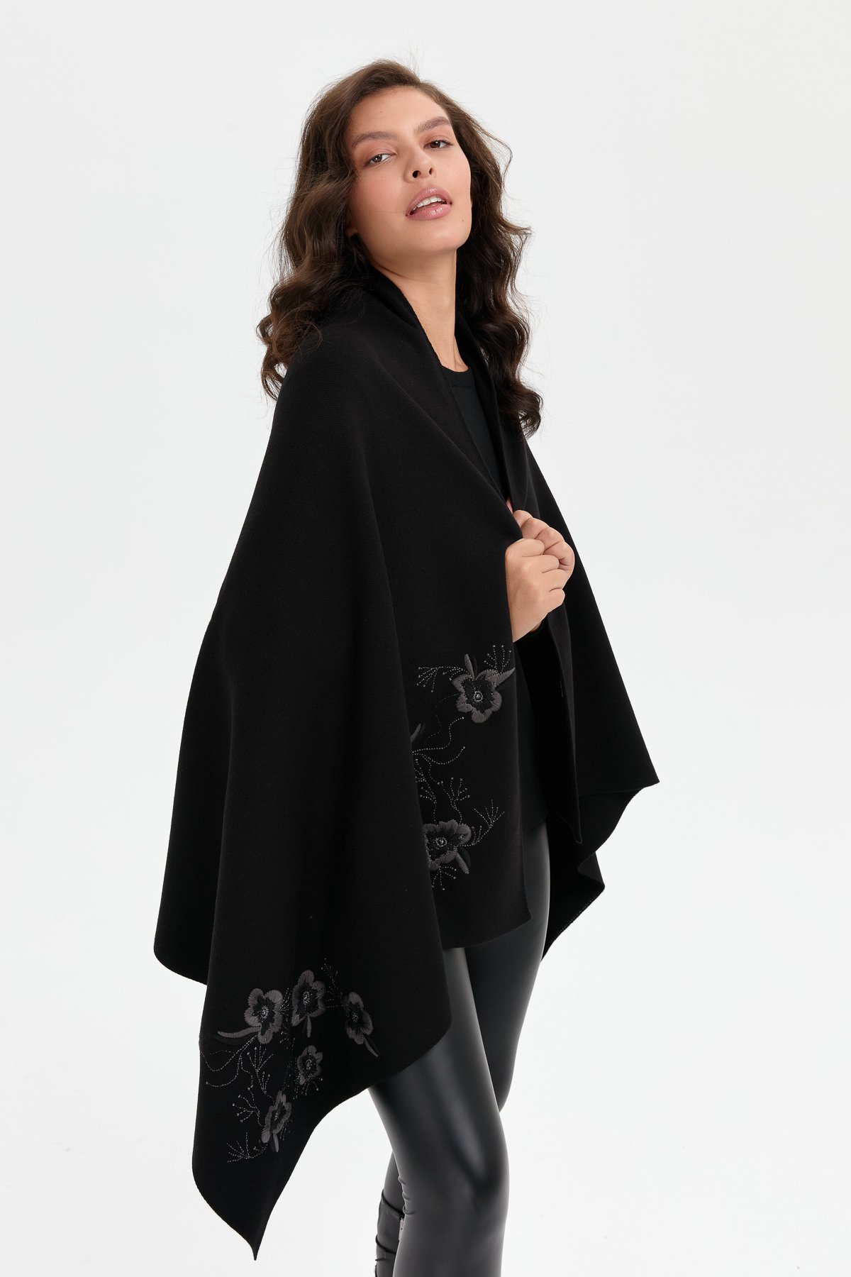 24031Kadın Tek Yanı Çiçek İşlemeli Şal Siyah