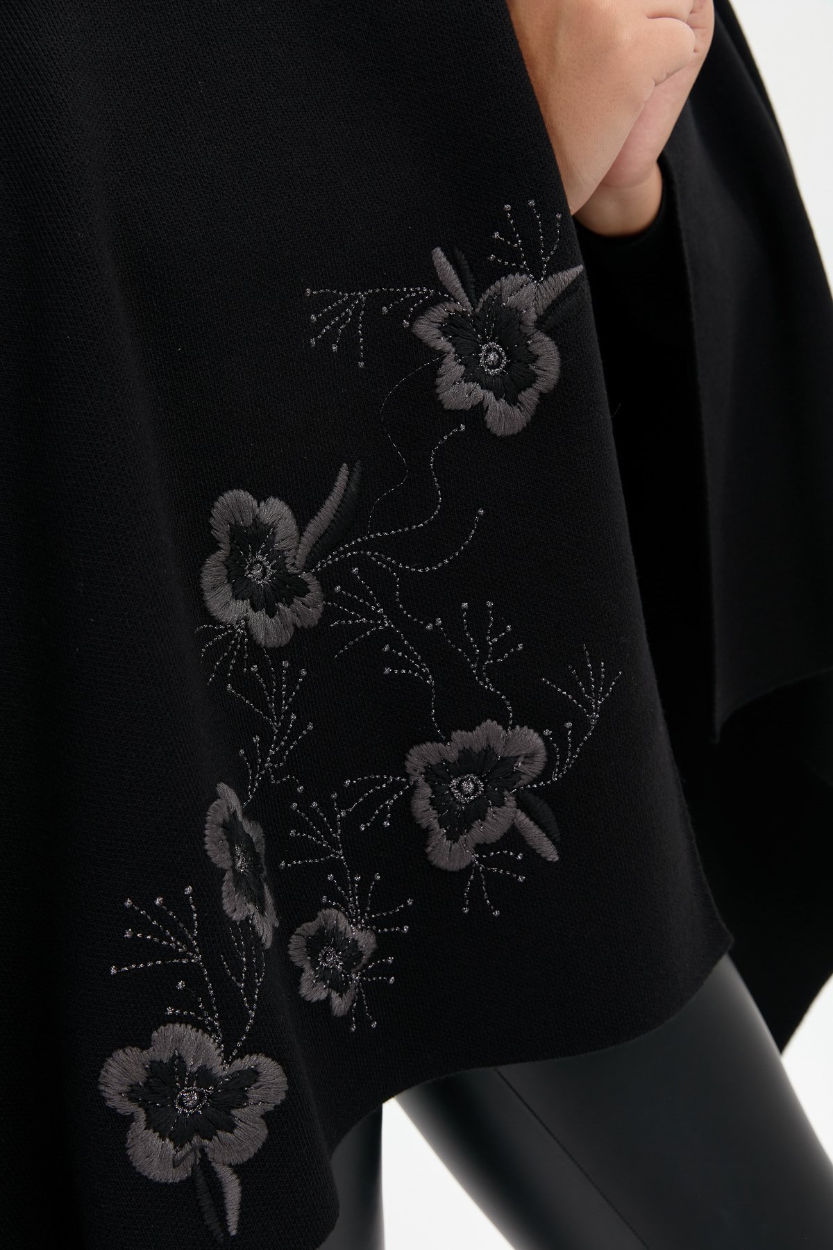 24031Kadın Tek Yanı Çiçek İşlemeli Şal Siyah