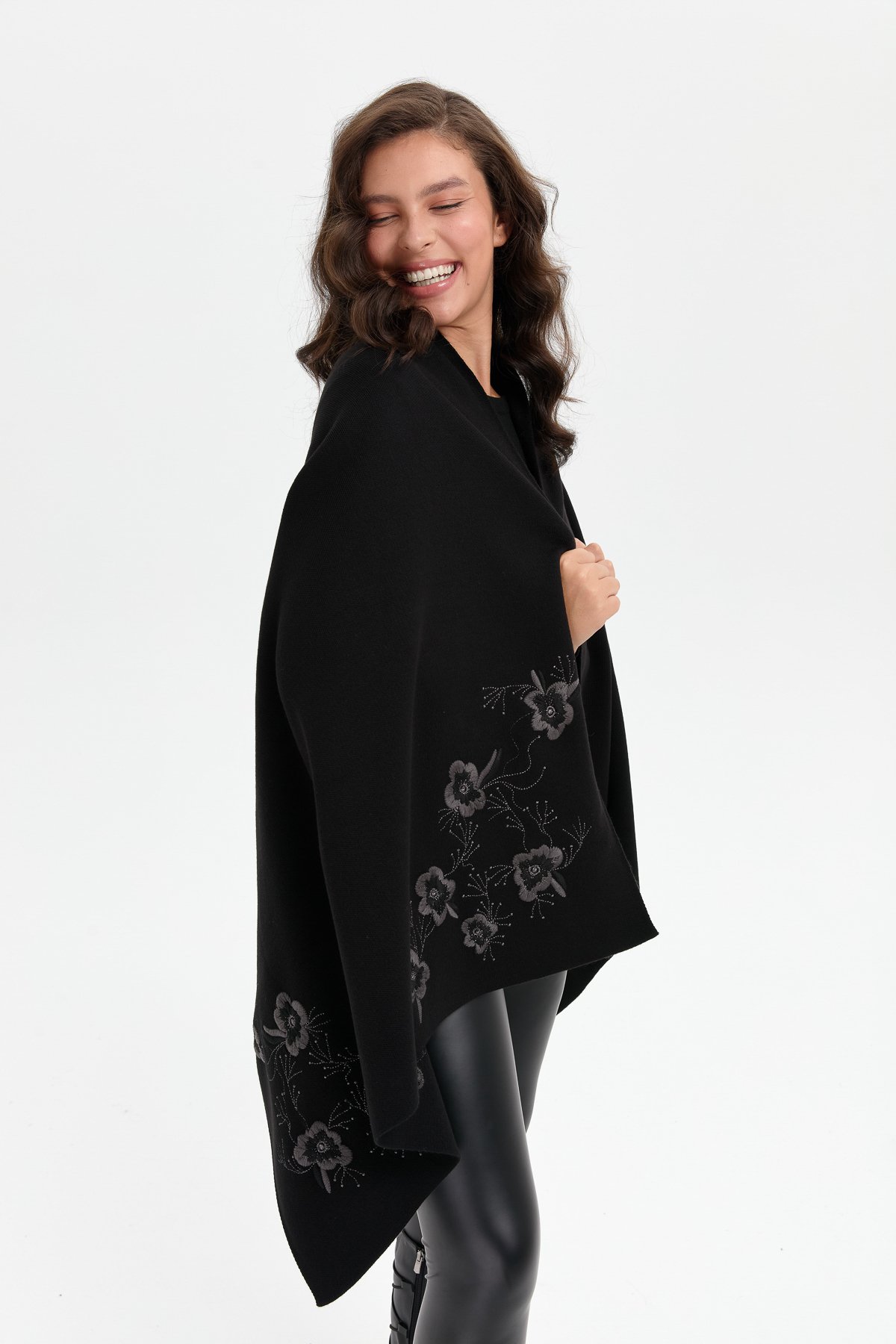 24031Kadın Tek Yanı Çiçek İşlemeli Şal Siyah