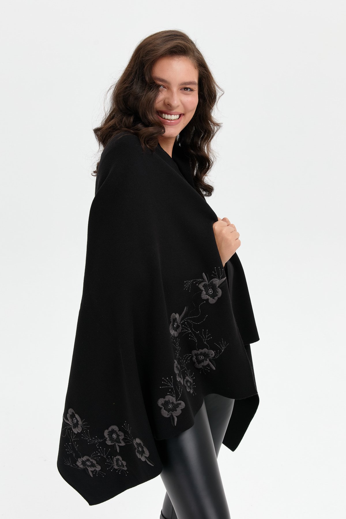 24031Kadın Tek Yanı Çiçek İşlemeli Şal Siyah