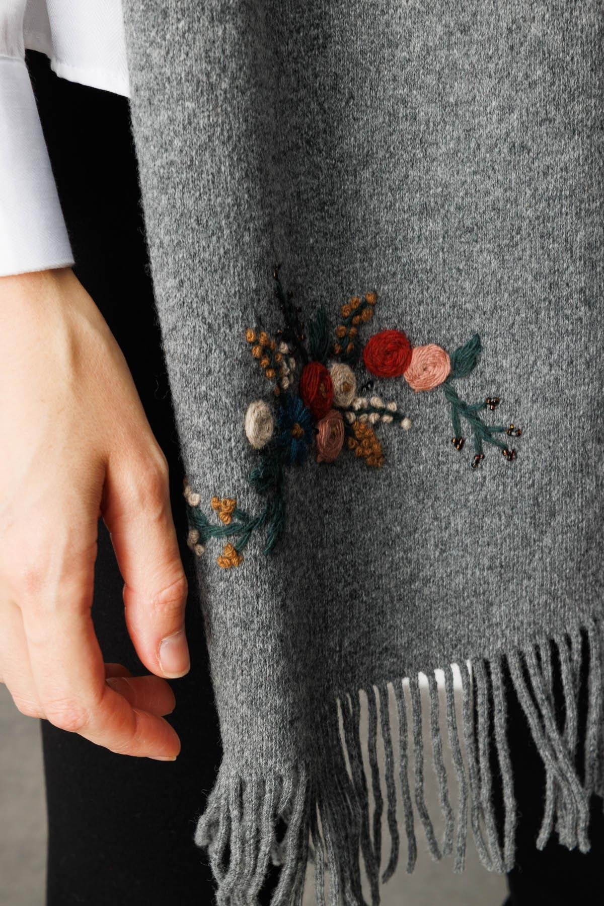 25071Kadın Tek Yanı Rokoko Nakış İşlemeli Yün Kaşkol Füme