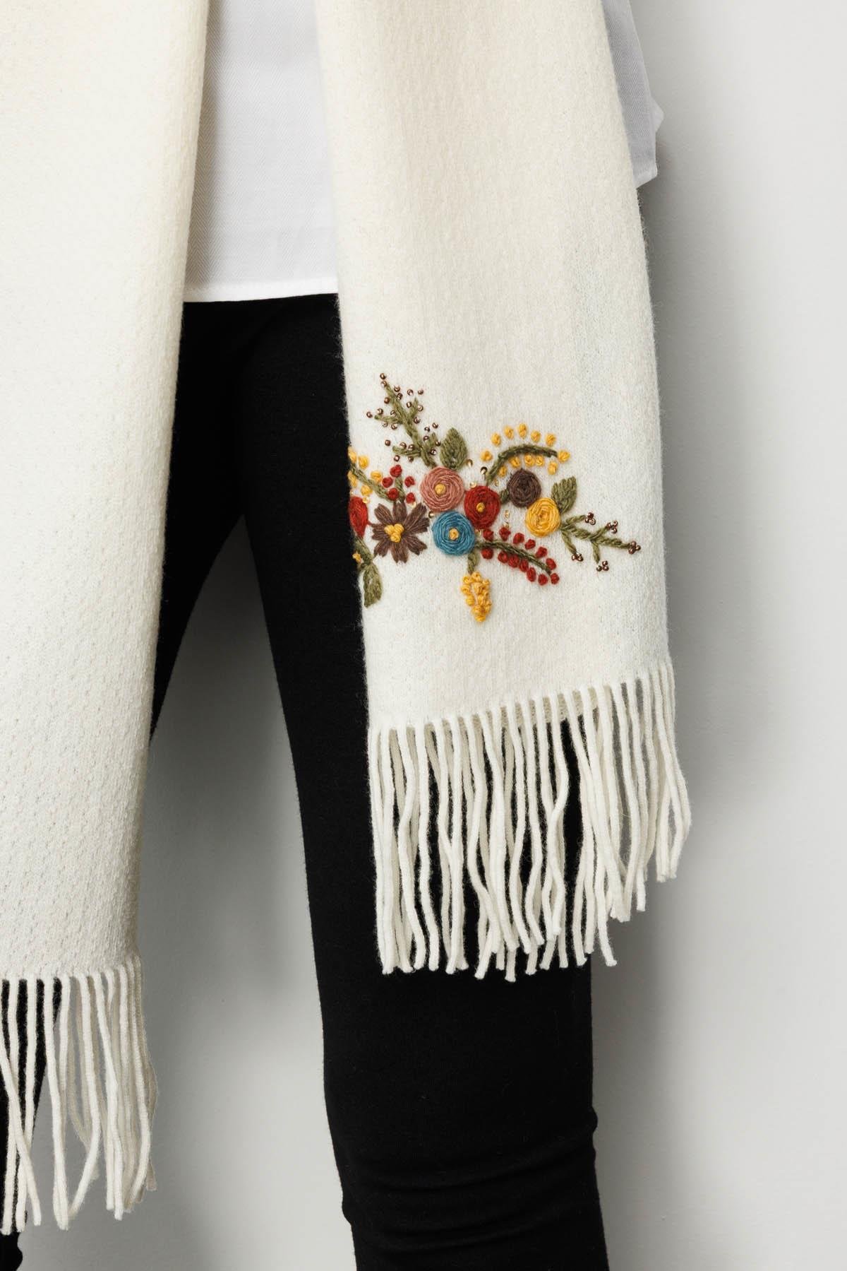 25071Kadın Tek Yanı Rokoko Nakış İşlemeli Yün Kaşkol Kemik