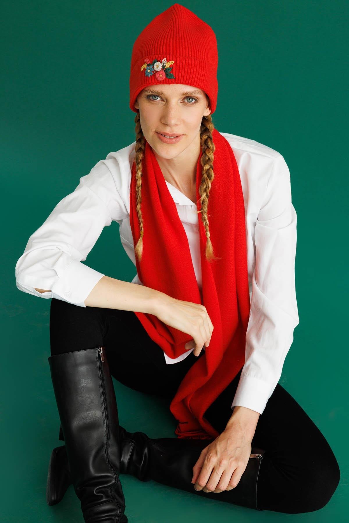 25071Kadın Tek Yanı Rokoko Nakış İşlemeli Yün Kaşkol Mercan