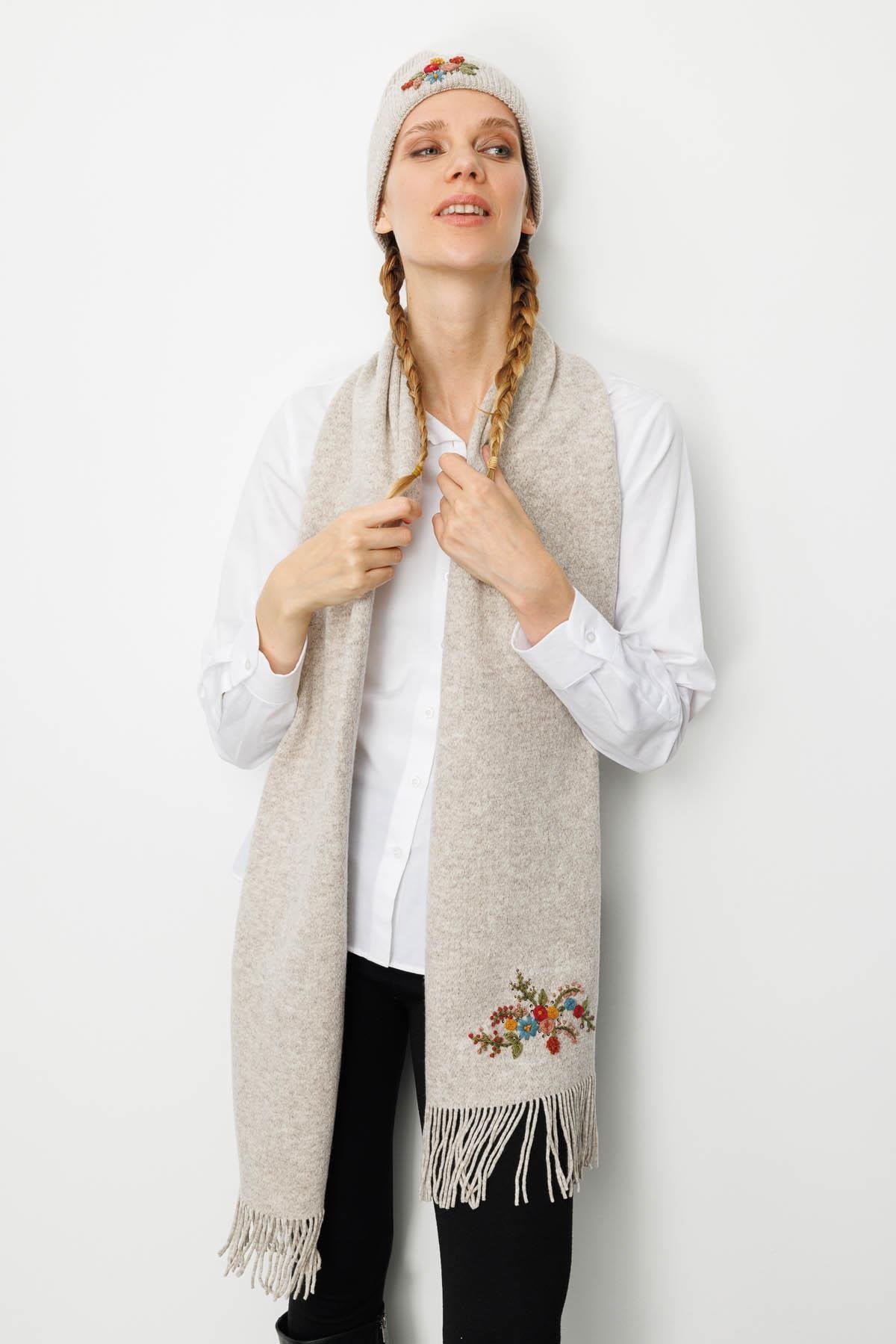 25071Kadın Tek Yanı Rokoko Nakış İşlemeli Yün Kaşkol V.Bej