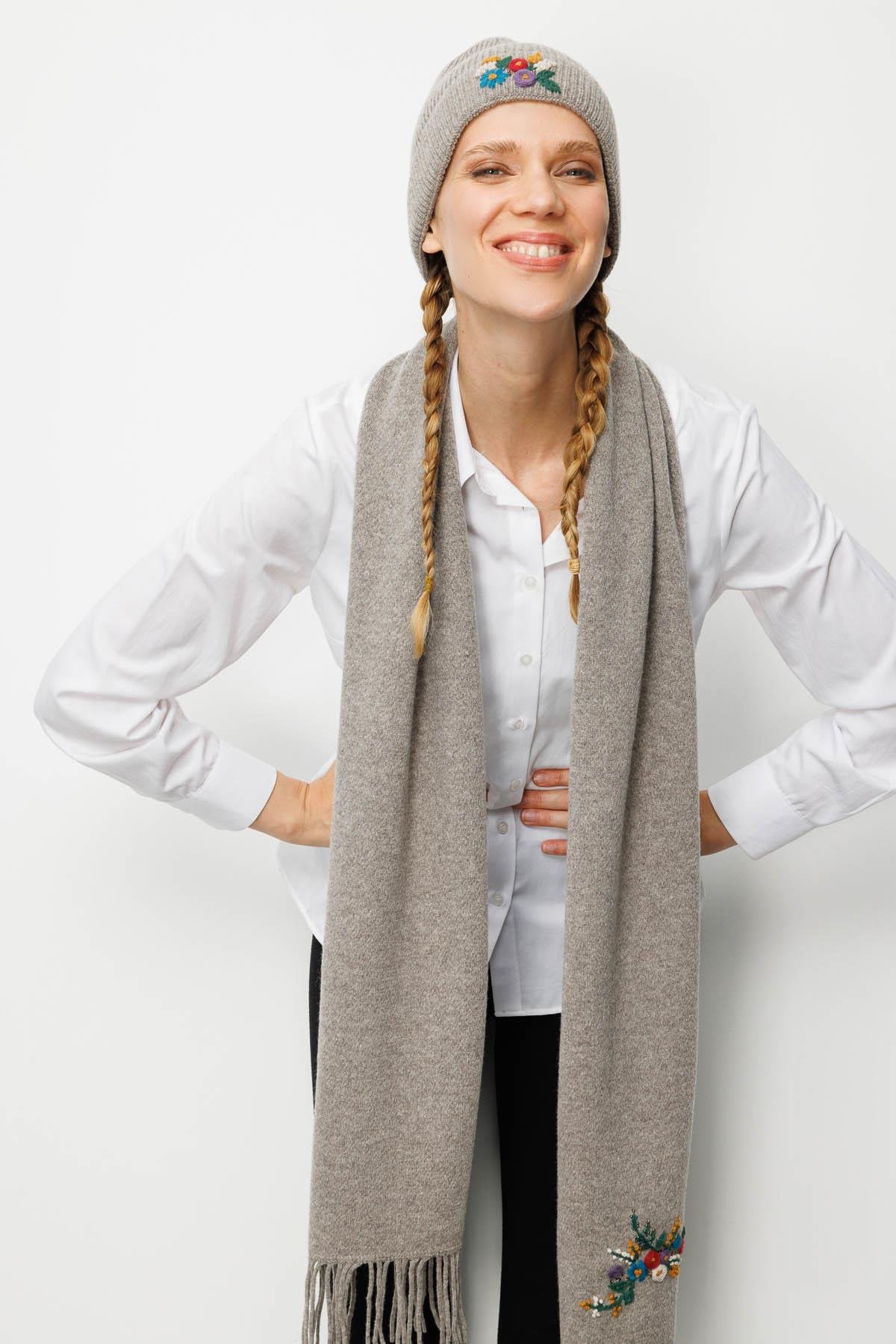 25071Kadın Tek Yanı Rokoko Nakış İşlemeli Yün Kaşkol Vizon