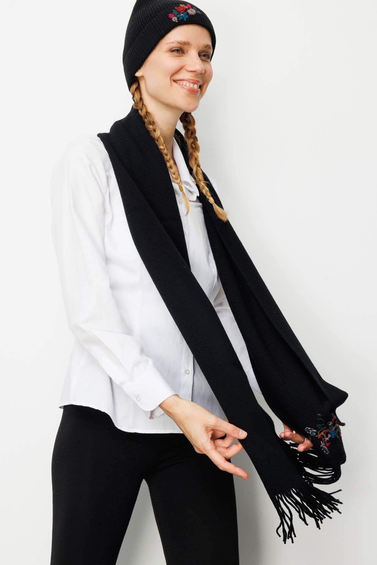 25071Kadın Tek Yanı Rokoko Nakış İşlemeli Yün Kaşkol Siyah