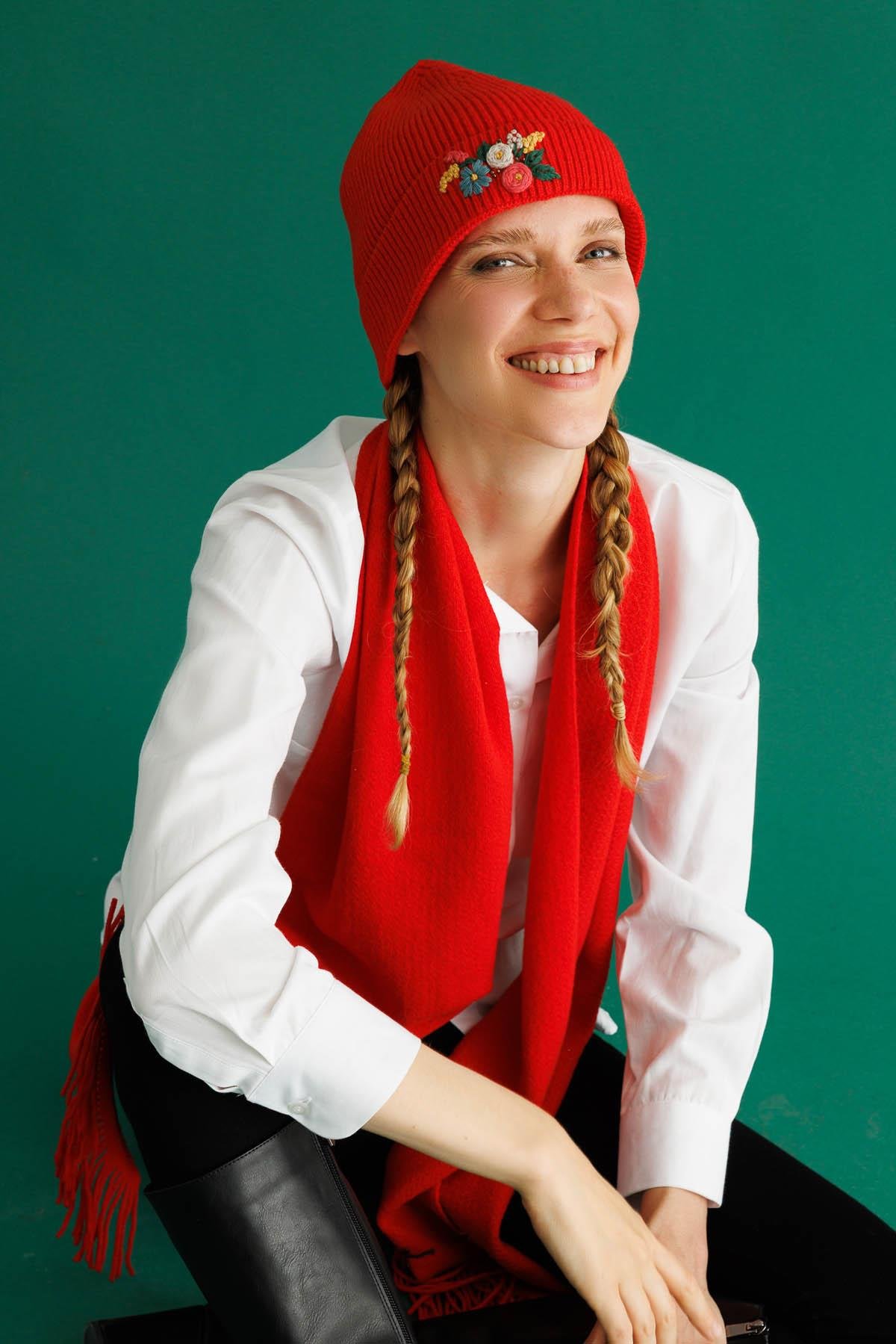 25071Kadın Tek Yanı Rokoko Nakış İşlemeli Yün Kaşkol Mercan