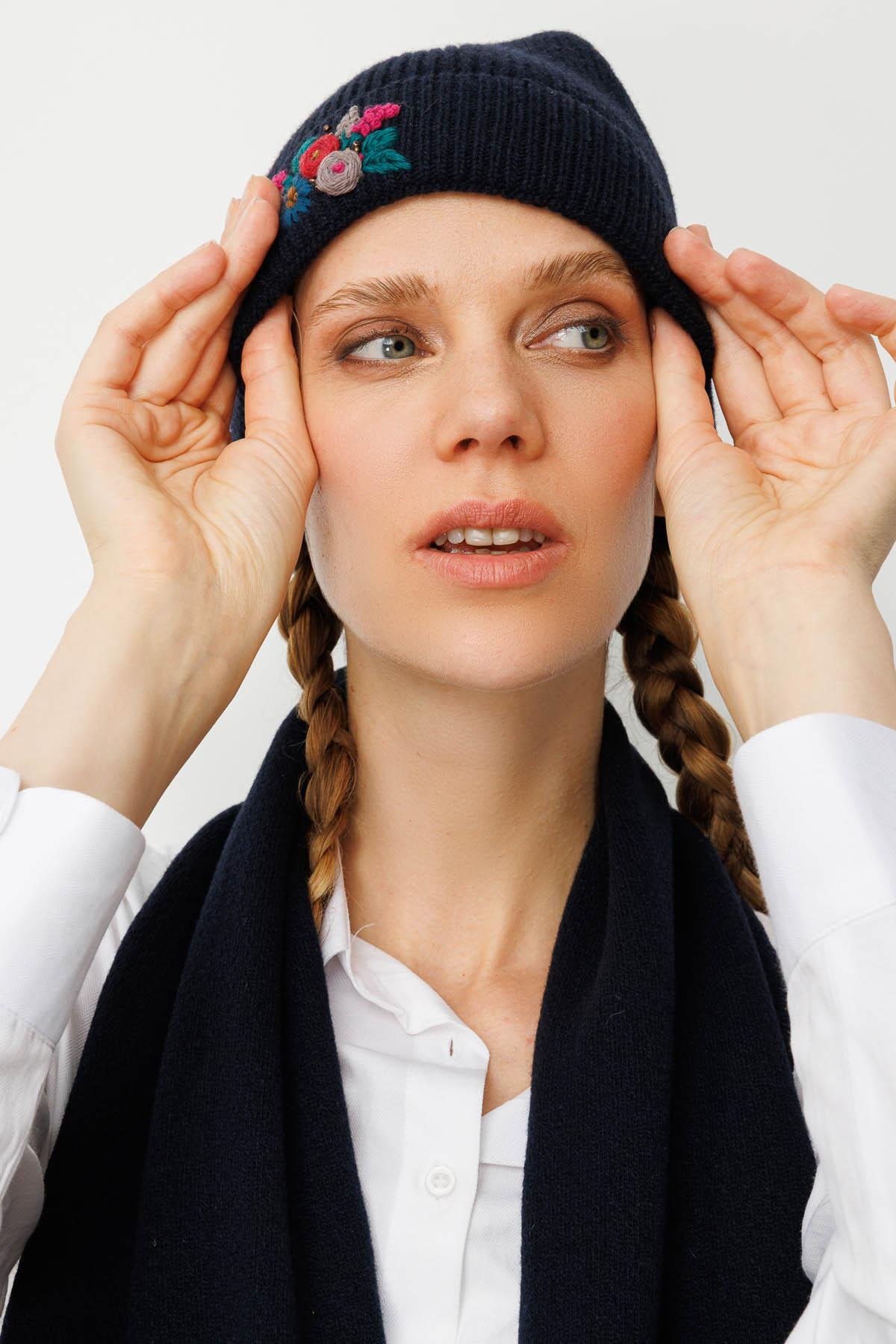 25071Kadın Tek Yanı Rokoko Nakış İşlemeli Yün Kaşkol K.Lacivert