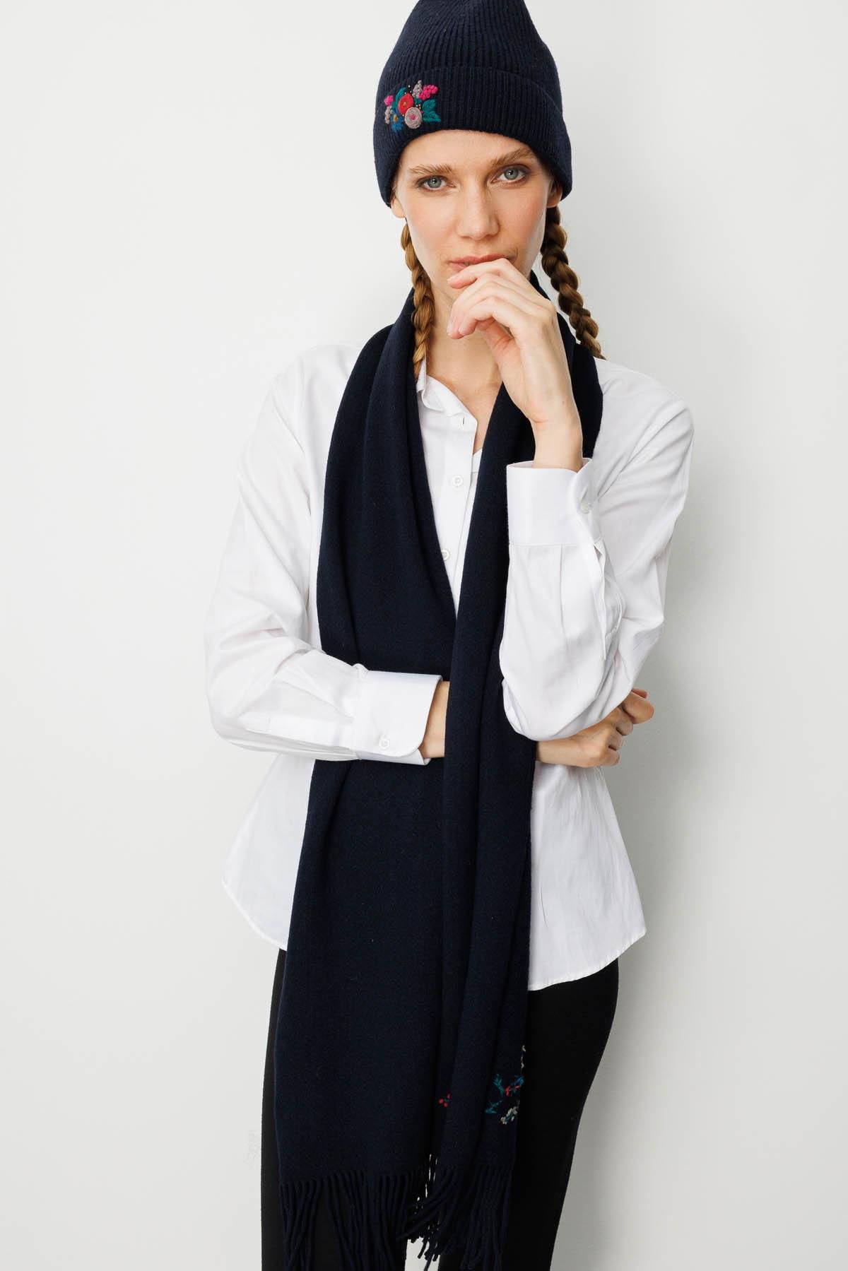 25071Kadın Tek Yanı Rokoko Nakış İşlemeli Yün Kaşkol K.Lacivert