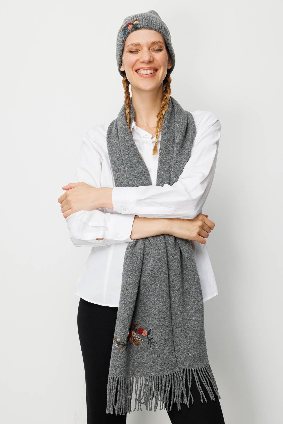 25071Kadın Tek Yanı Rokoko Nakış İşlemeli Yün Kaşkol Füme