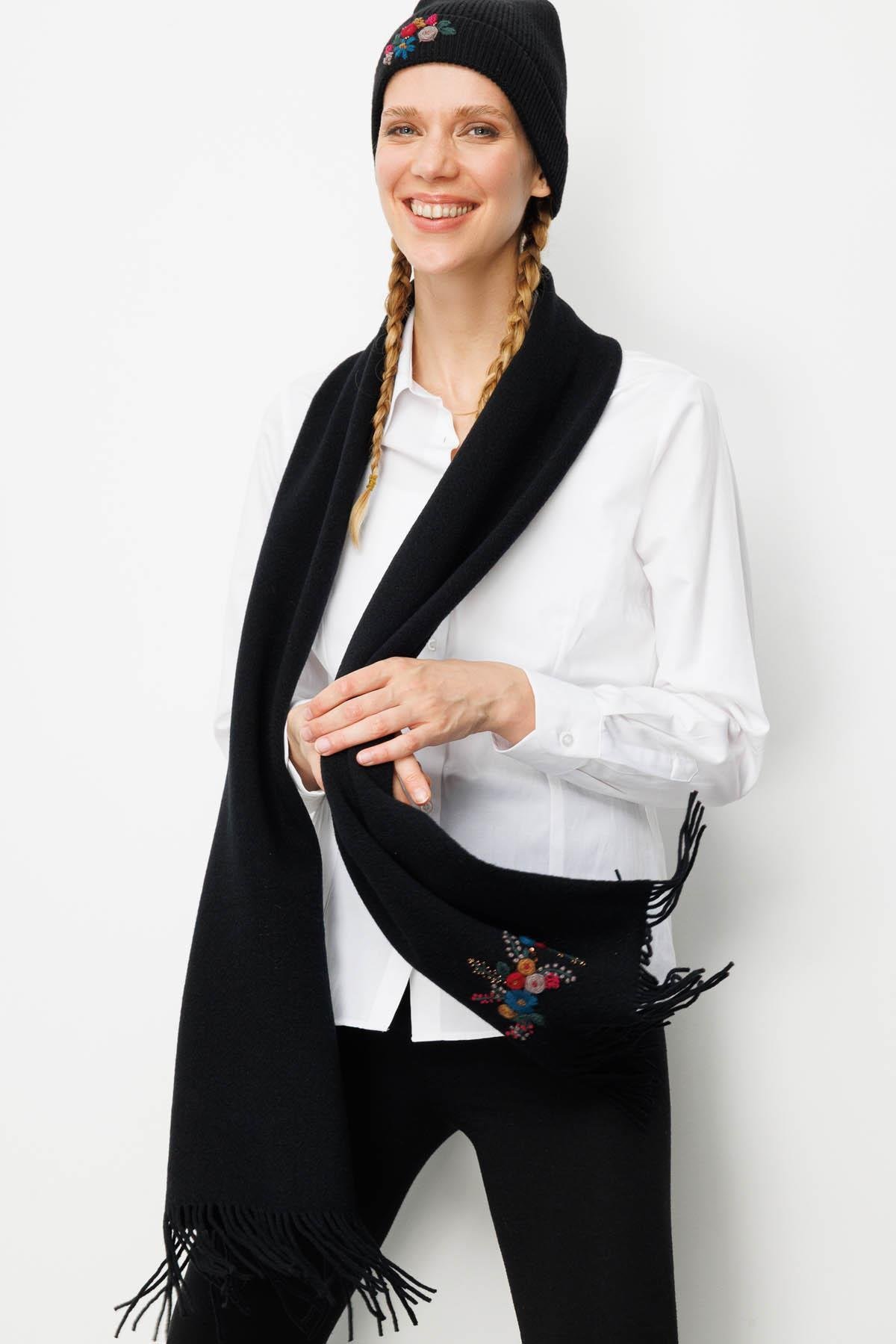 25071Kadın Tek Yanı Rokoko Nakış İşlemeli Yün Kaşkol Siyah